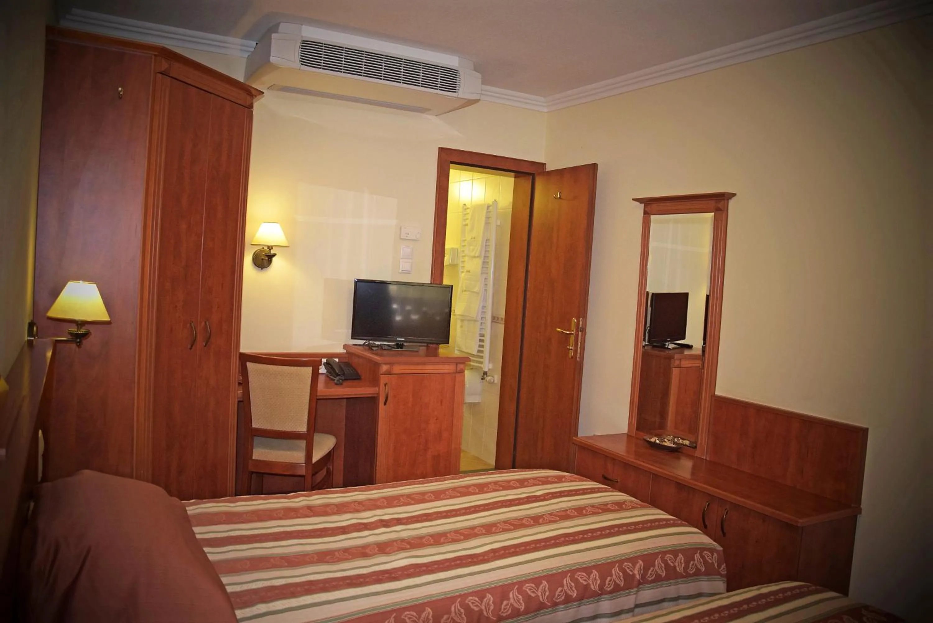 Photo of the whole room, Bed in Geréby Kúria Hotel és Lovasudvar