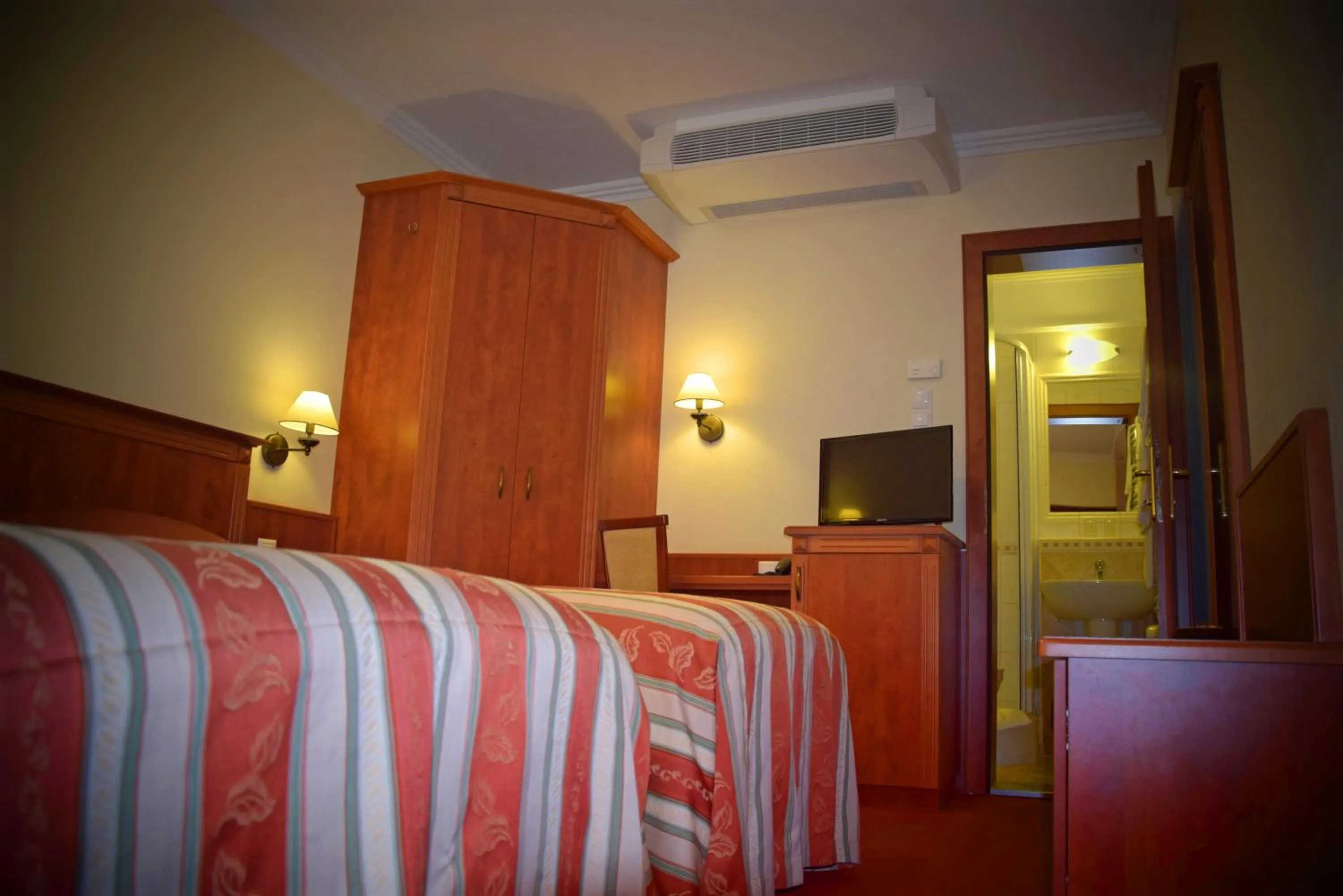 Photo of the whole room, Bed in Geréby Kúria Hotel és Lovasudvar