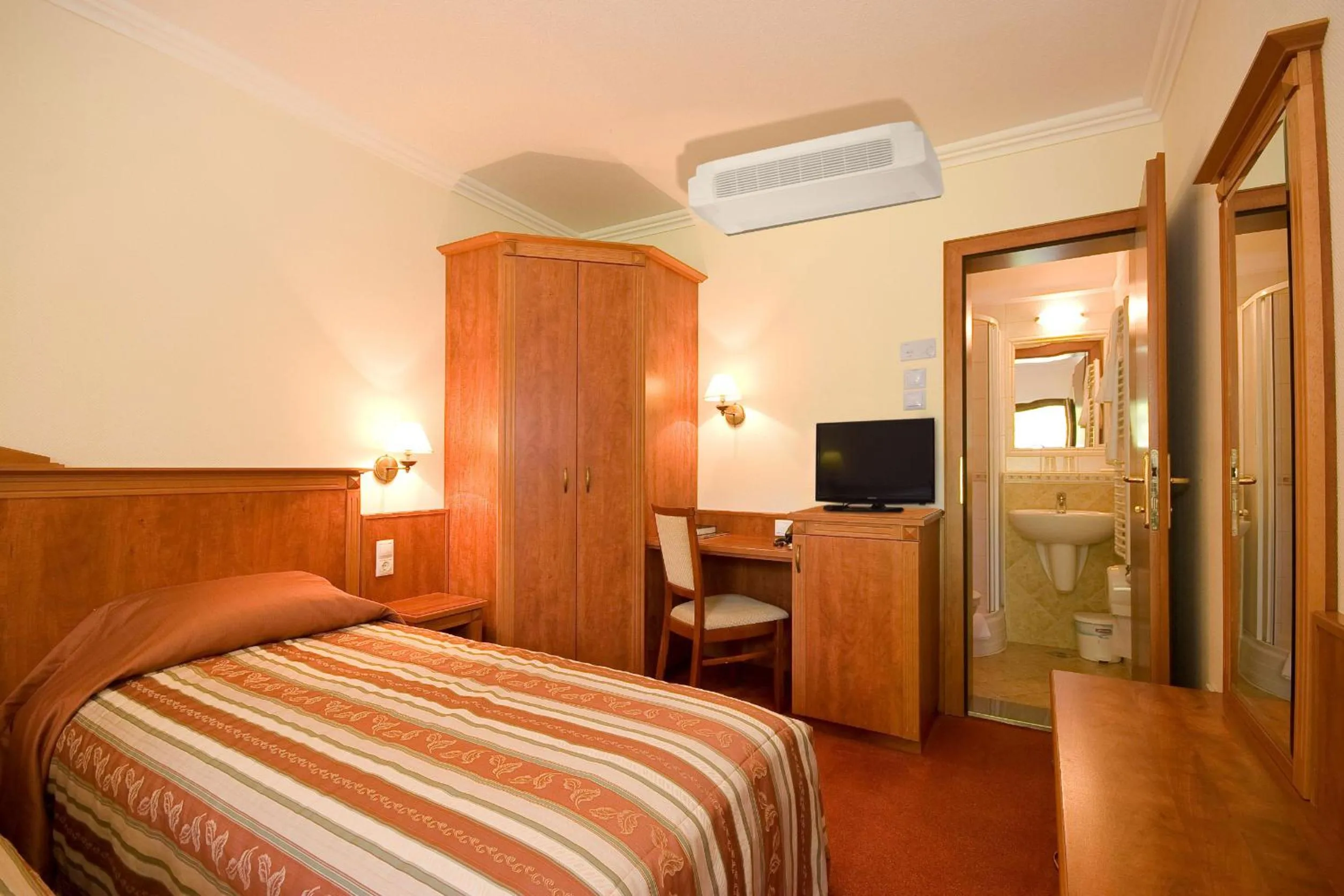 Photo of the whole room, Bed in Geréby Kúria Hotel és Lovasudvar