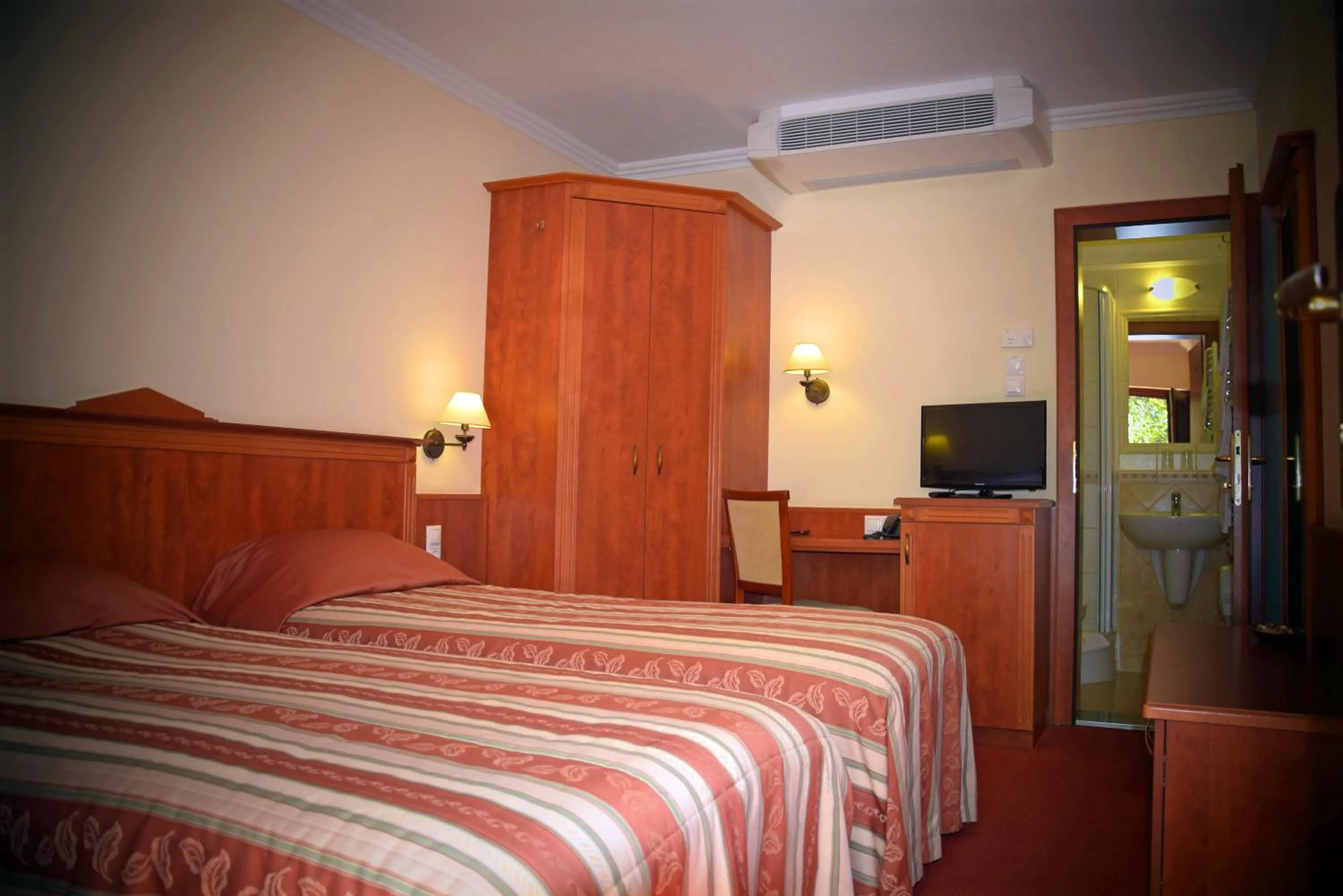 Photo of the whole room, Bed in Geréby Kúria Hotel és Lovasudvar