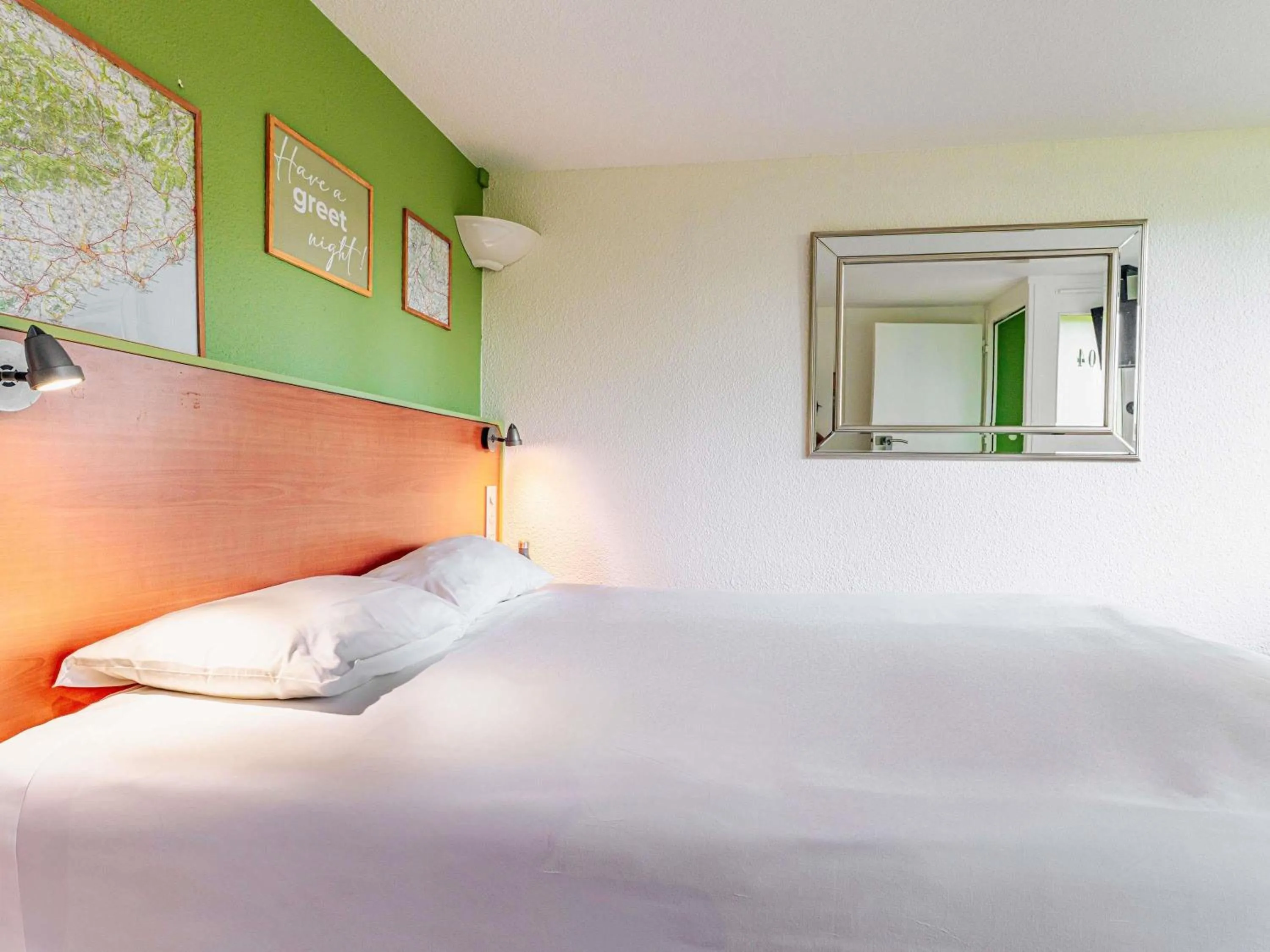 Bedroom, Bed in greet Hotel Belleville en Beaujolais A6