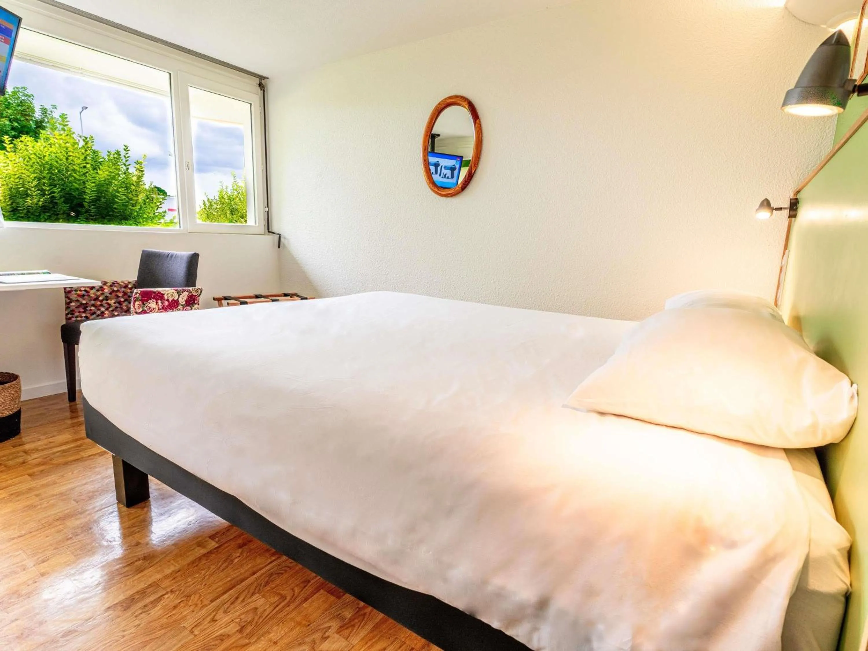 Bedroom, Bed in greet Hotel Belleville en Beaujolais A6