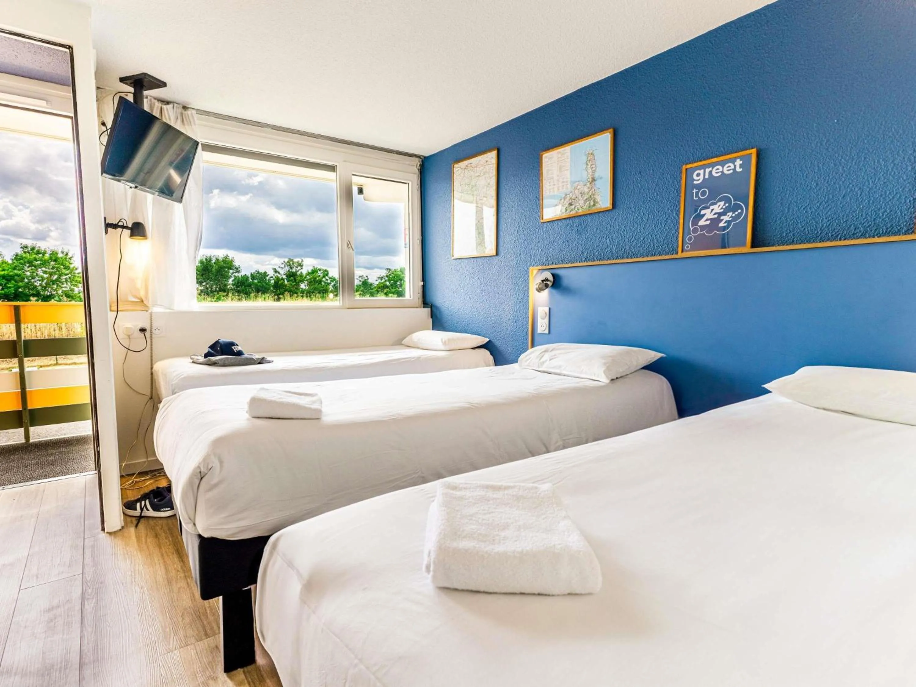 Bedroom, Bed in greet Hotel Belleville en Beaujolais A6