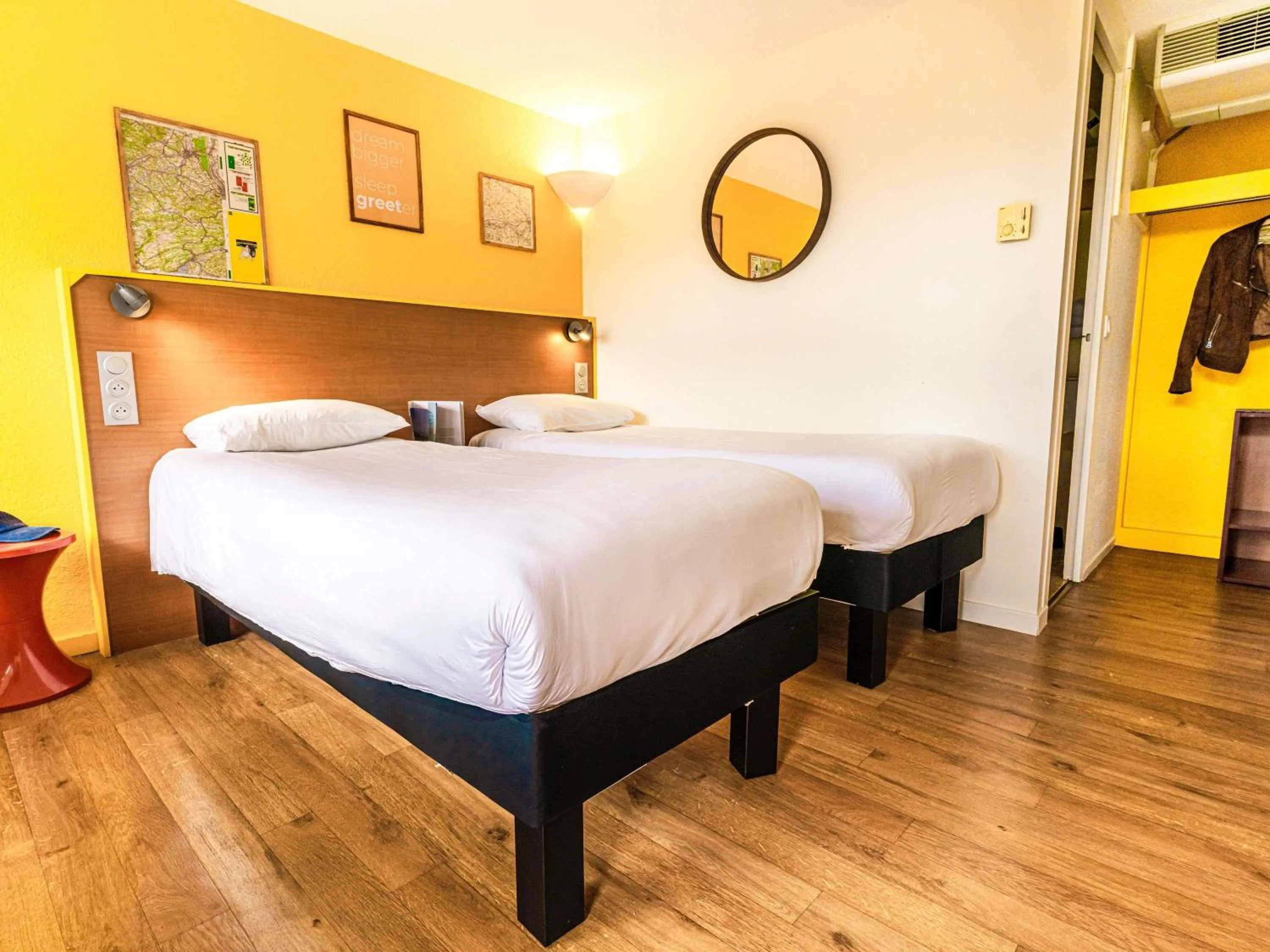 Bedroom, Bed in greet Hotel Belleville en Beaujolais A6