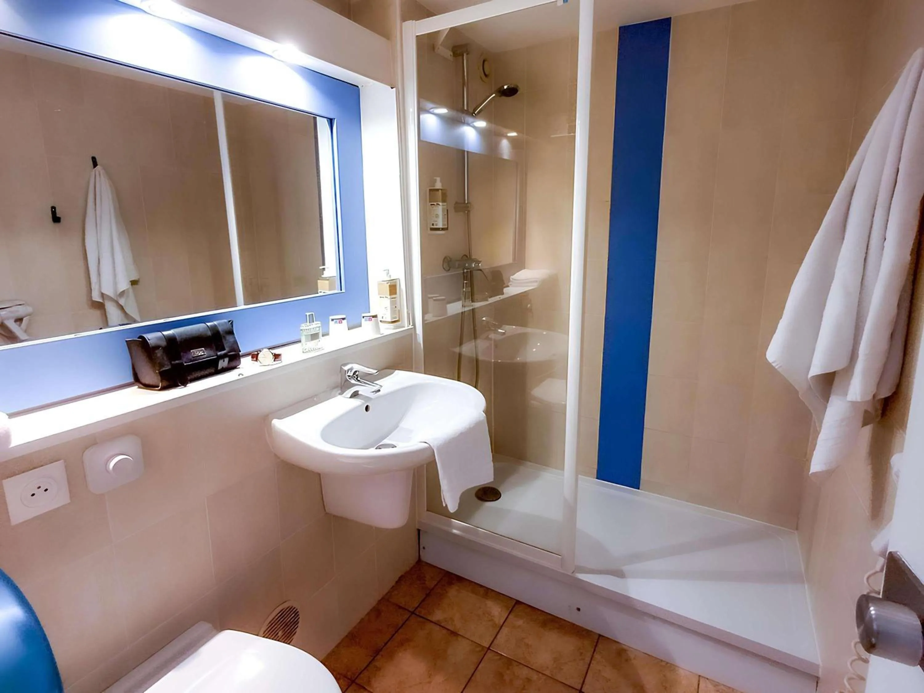 Bedroom in greet Hotel Belleville en Beaujolais A6