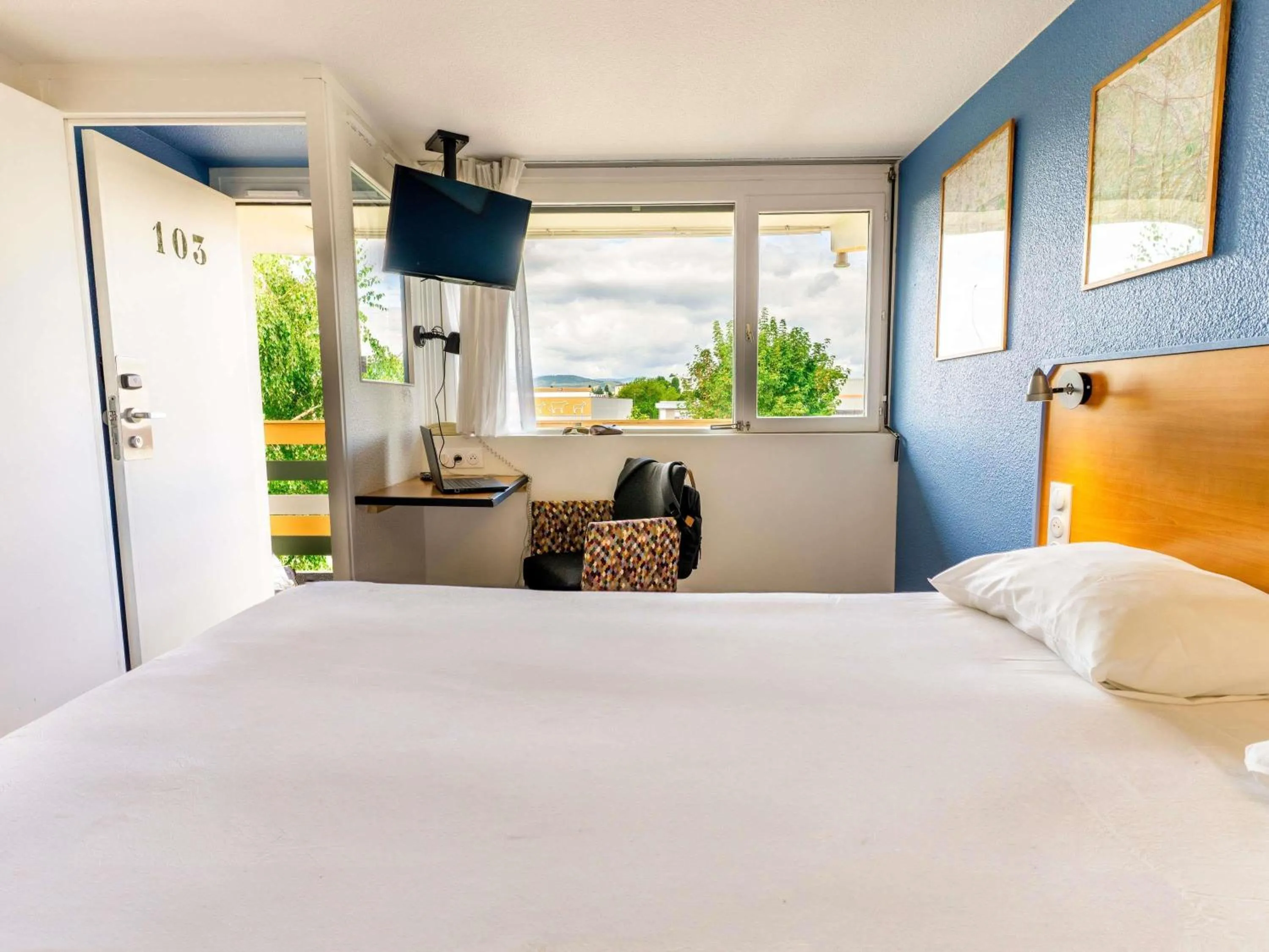 Bedroom, Bed in greet Hotel Belleville en Beaujolais A6