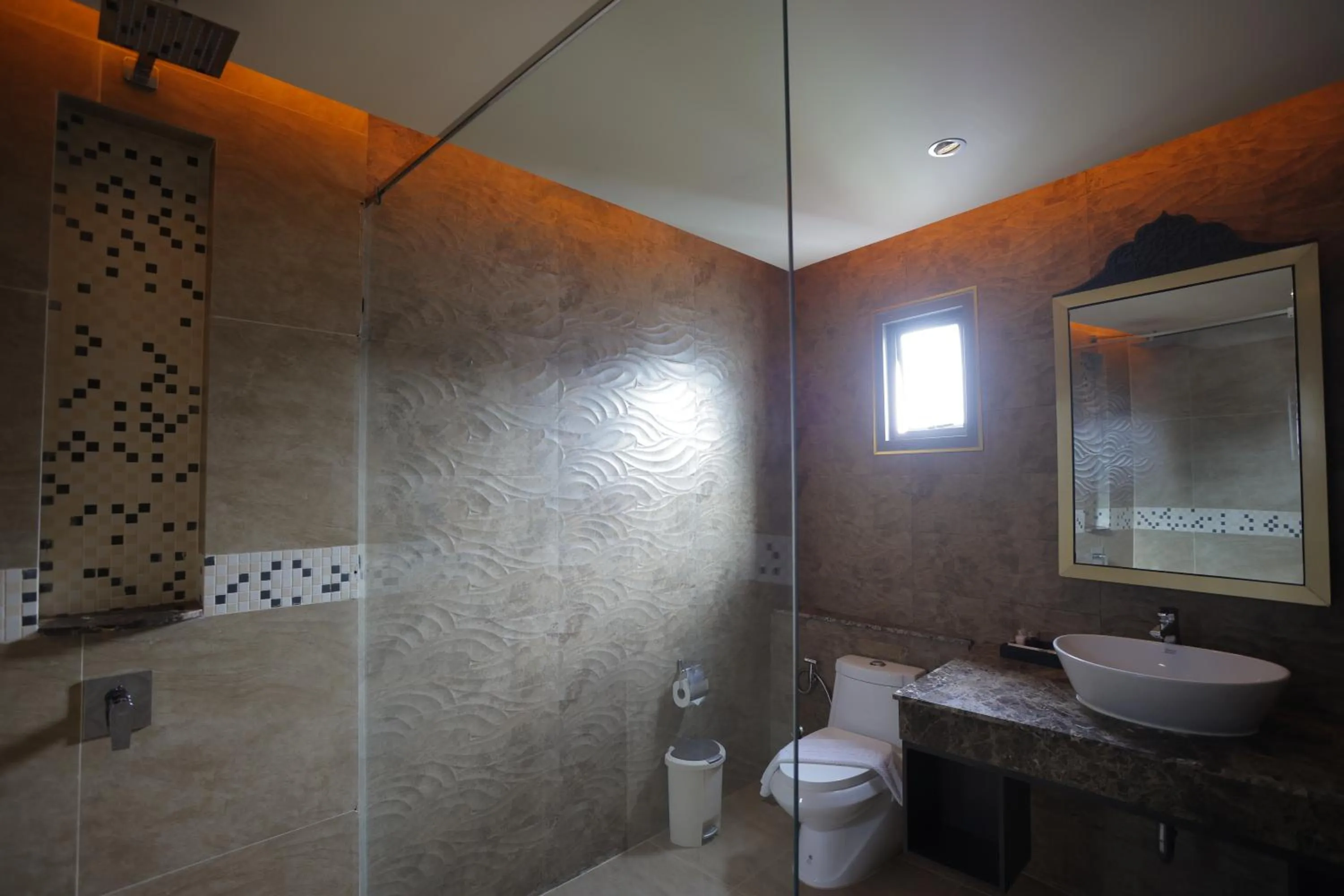 Shower in BAB ALHARA HOTEL