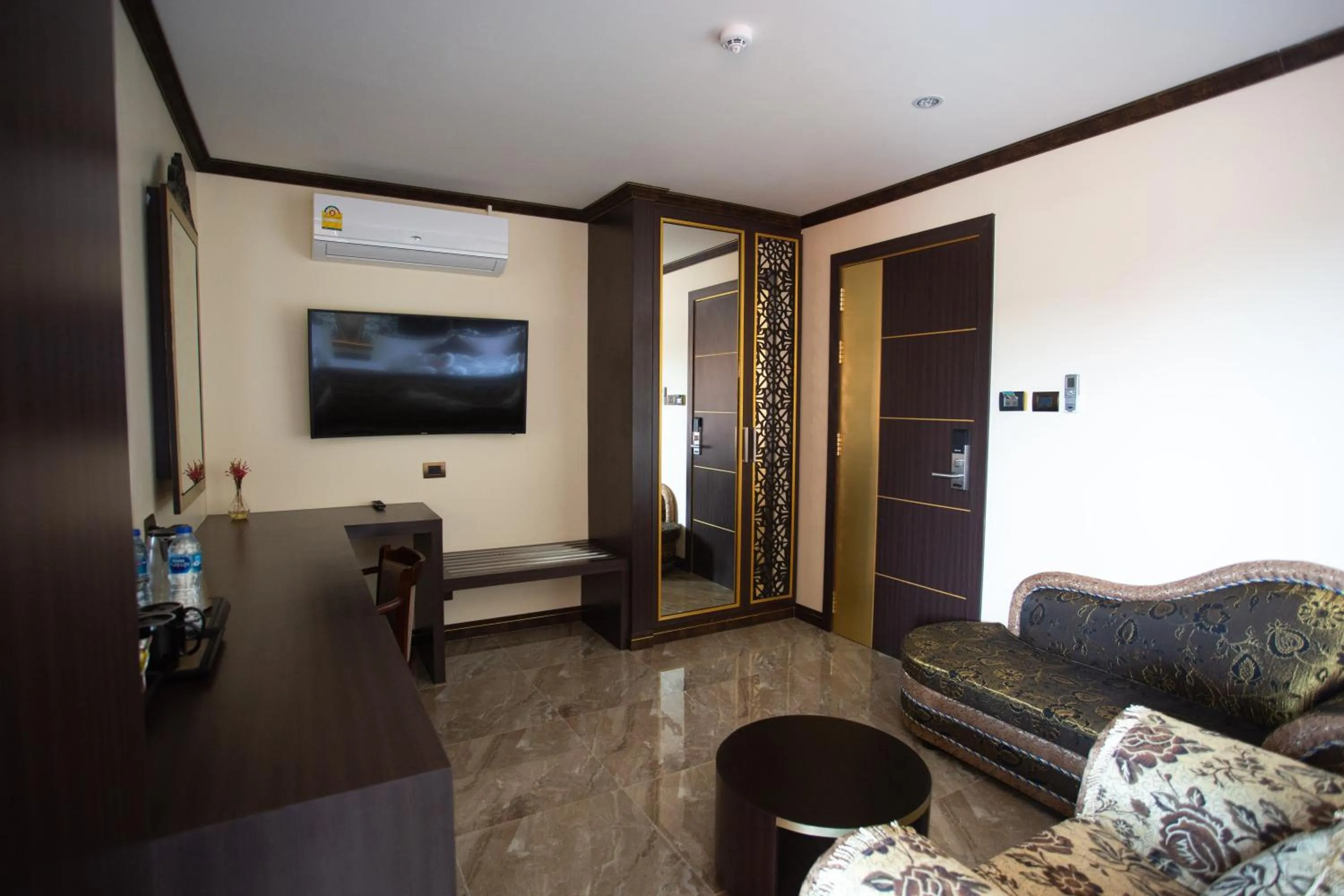 Communal lounge/ TV room in BAB ALHARA HOTEL