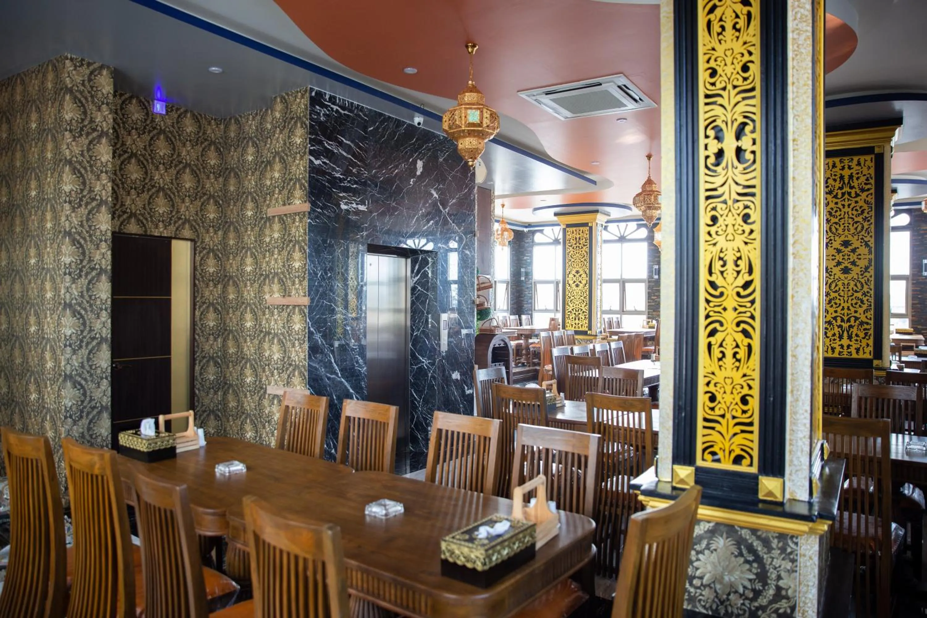 Restaurant/places to eat in BAB ALHARA HOTEL