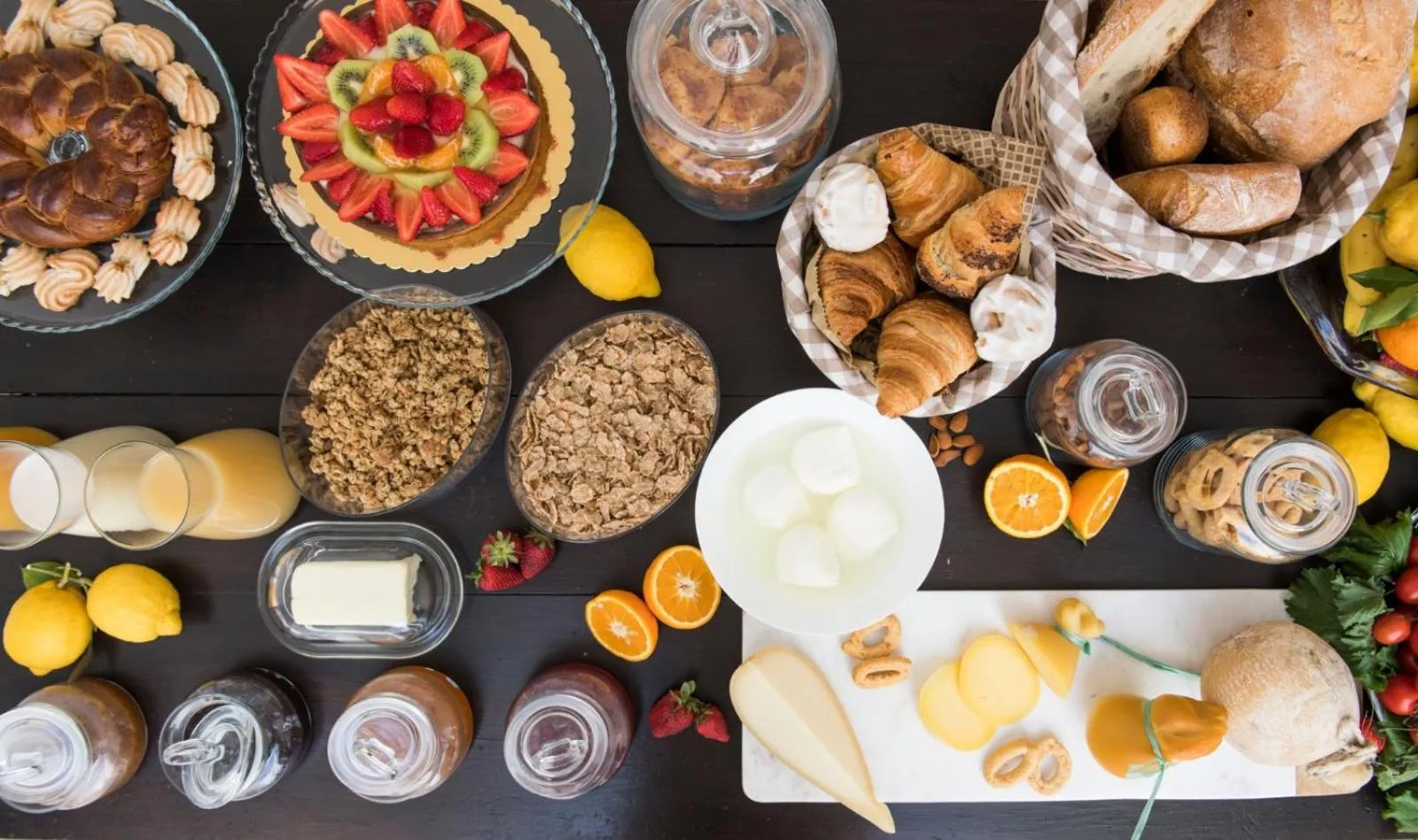 Food and drinks in Dimora Cummà Marì