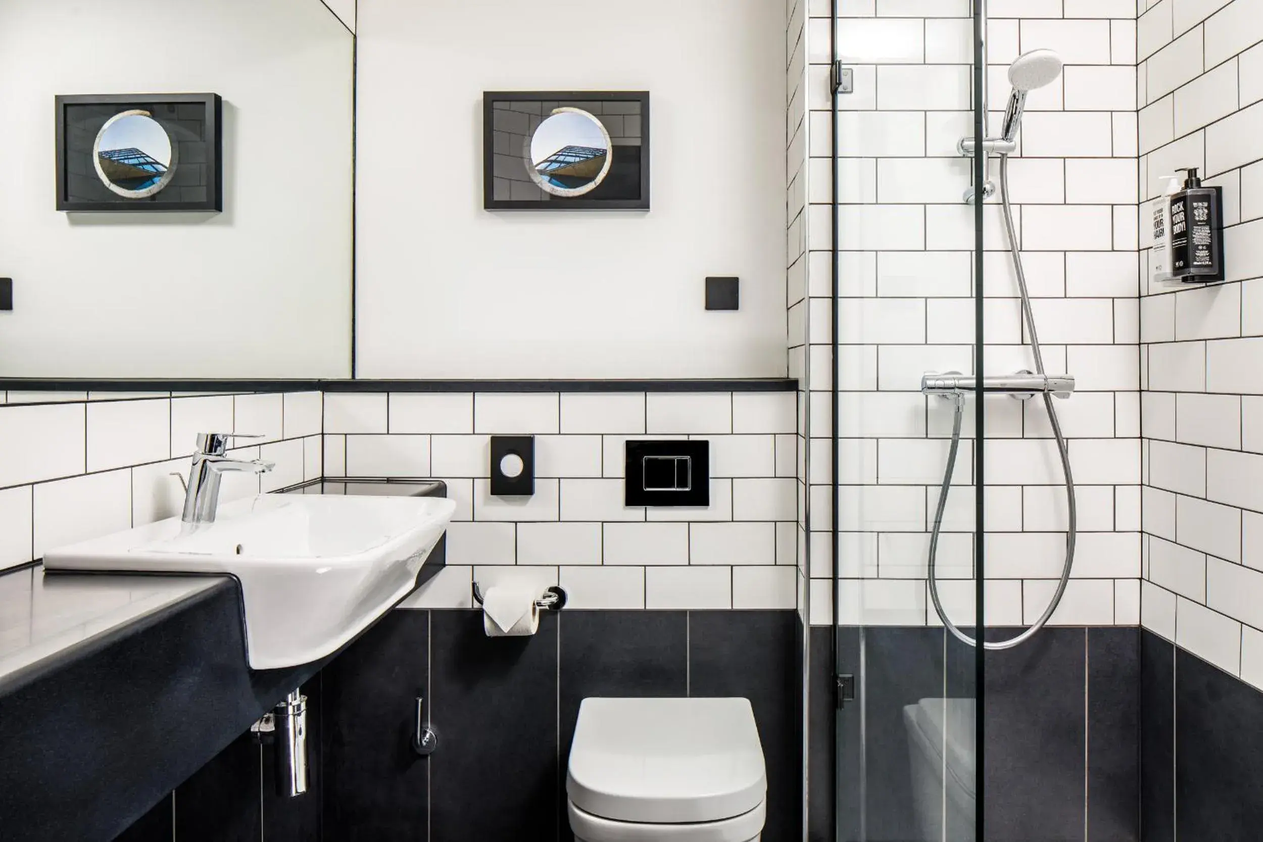 Bathroom in Hotel Castleford by Accor