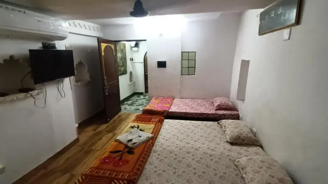 Photo of the whole room, Bed in Jag Niwas Guest House & pure veg restaurant Photo of the whole room, Bed in Jag Niwas Guest House & pure veg restaurant