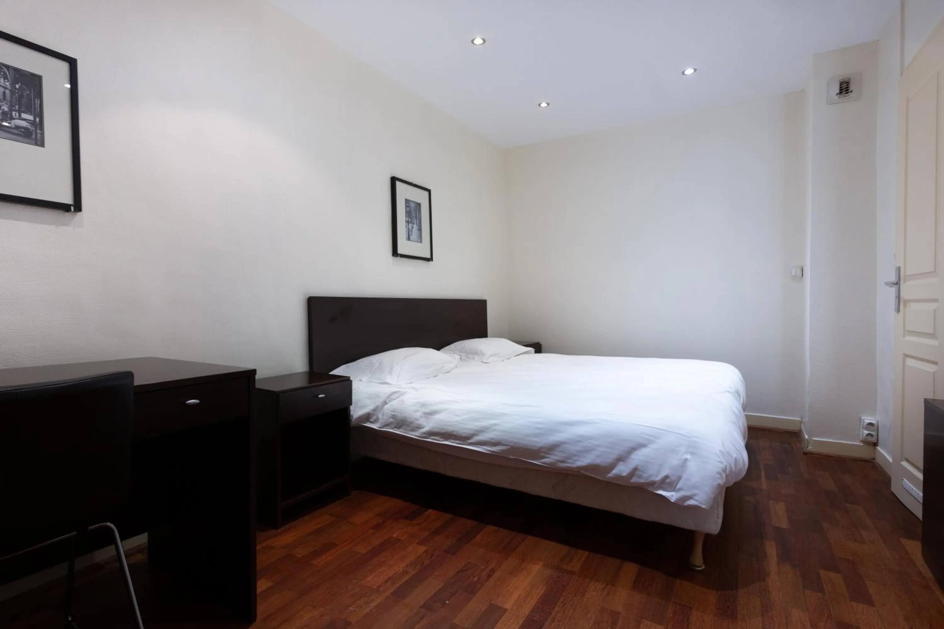 Photo of the whole room, Bed in Hotel Mimosa Paris