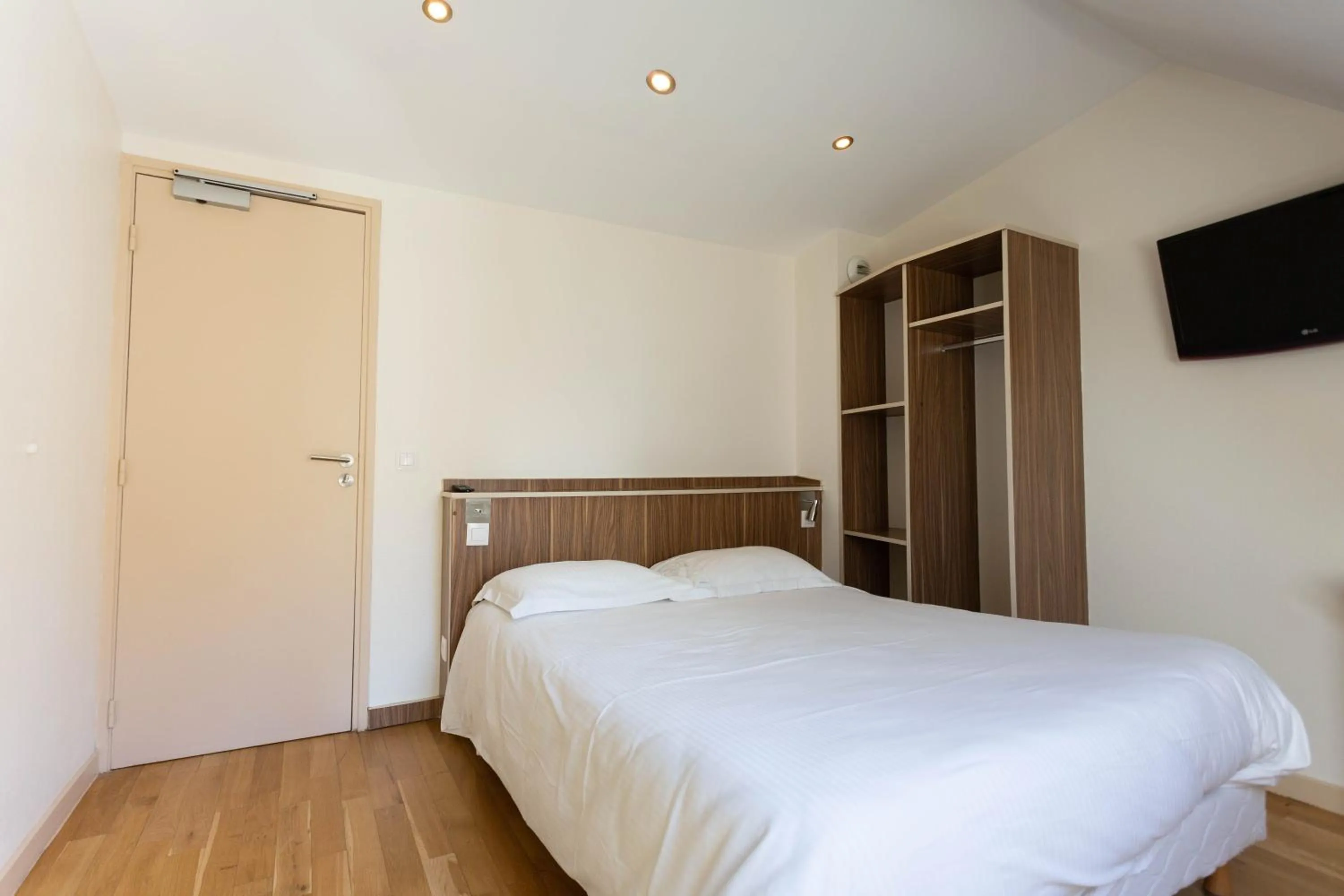 Photo of the whole room, Bed in Hotel Mimosa Paris