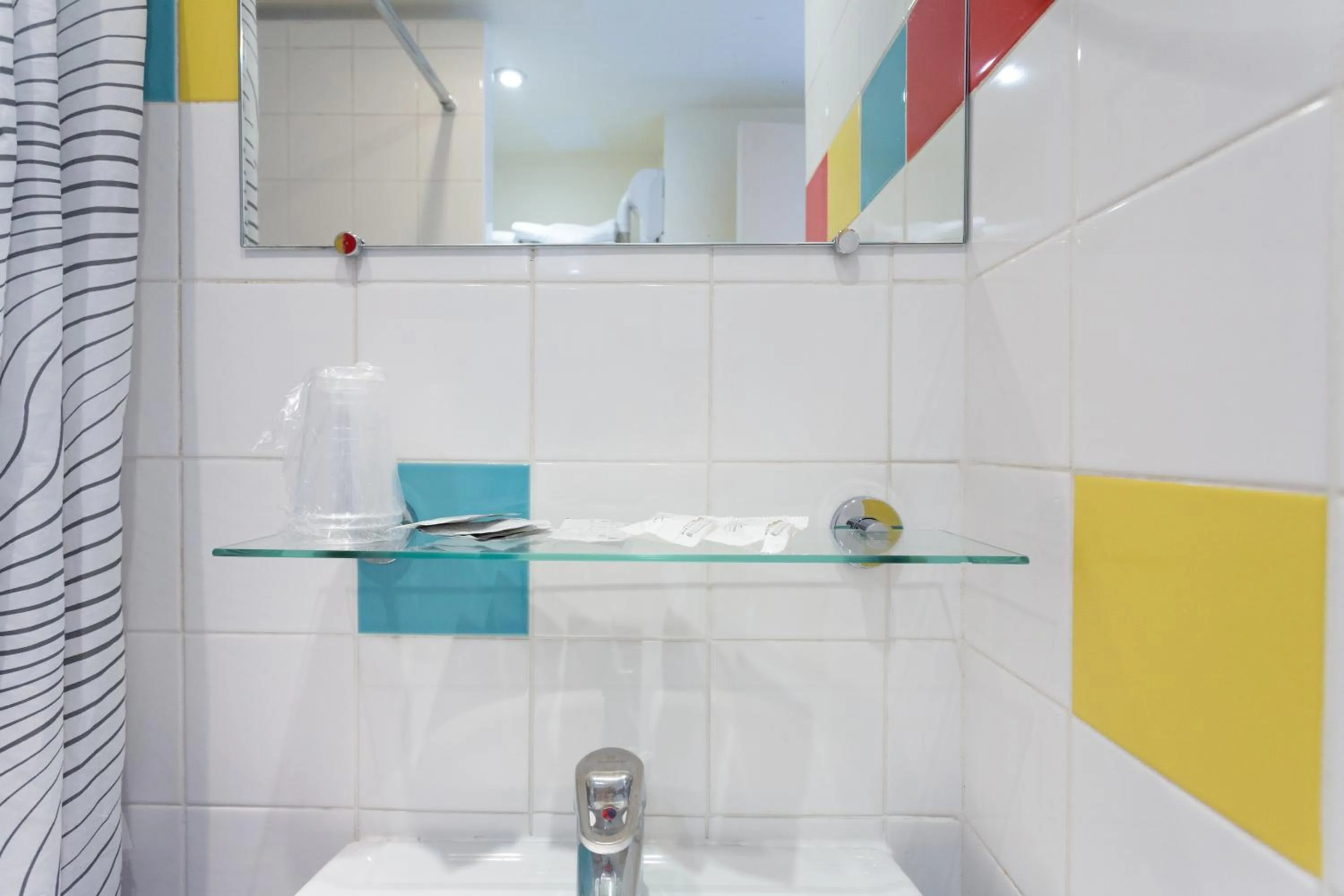 Bathroom in Hotel Mimosa Paris