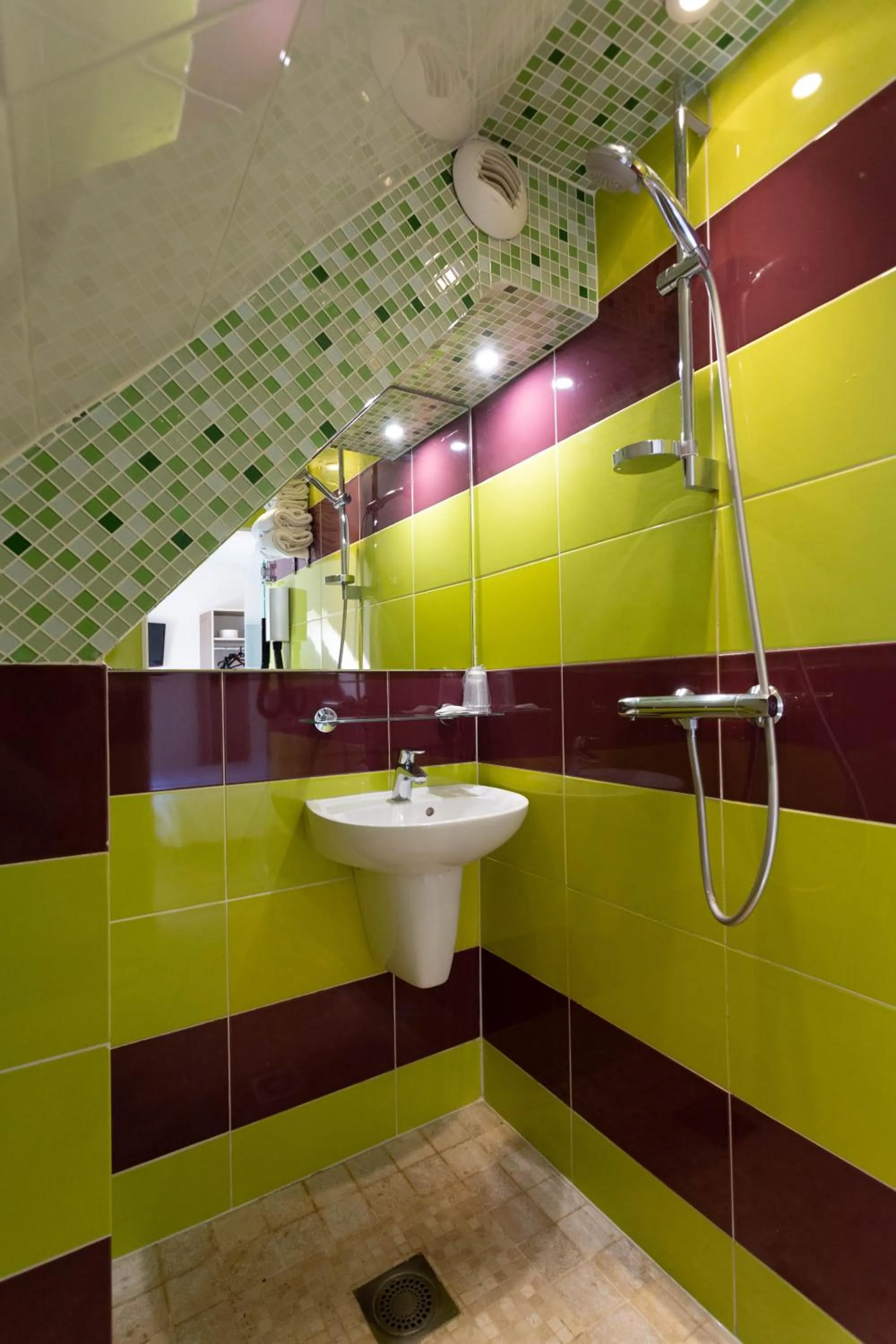 Bathroom in Hotel Mimosa Paris