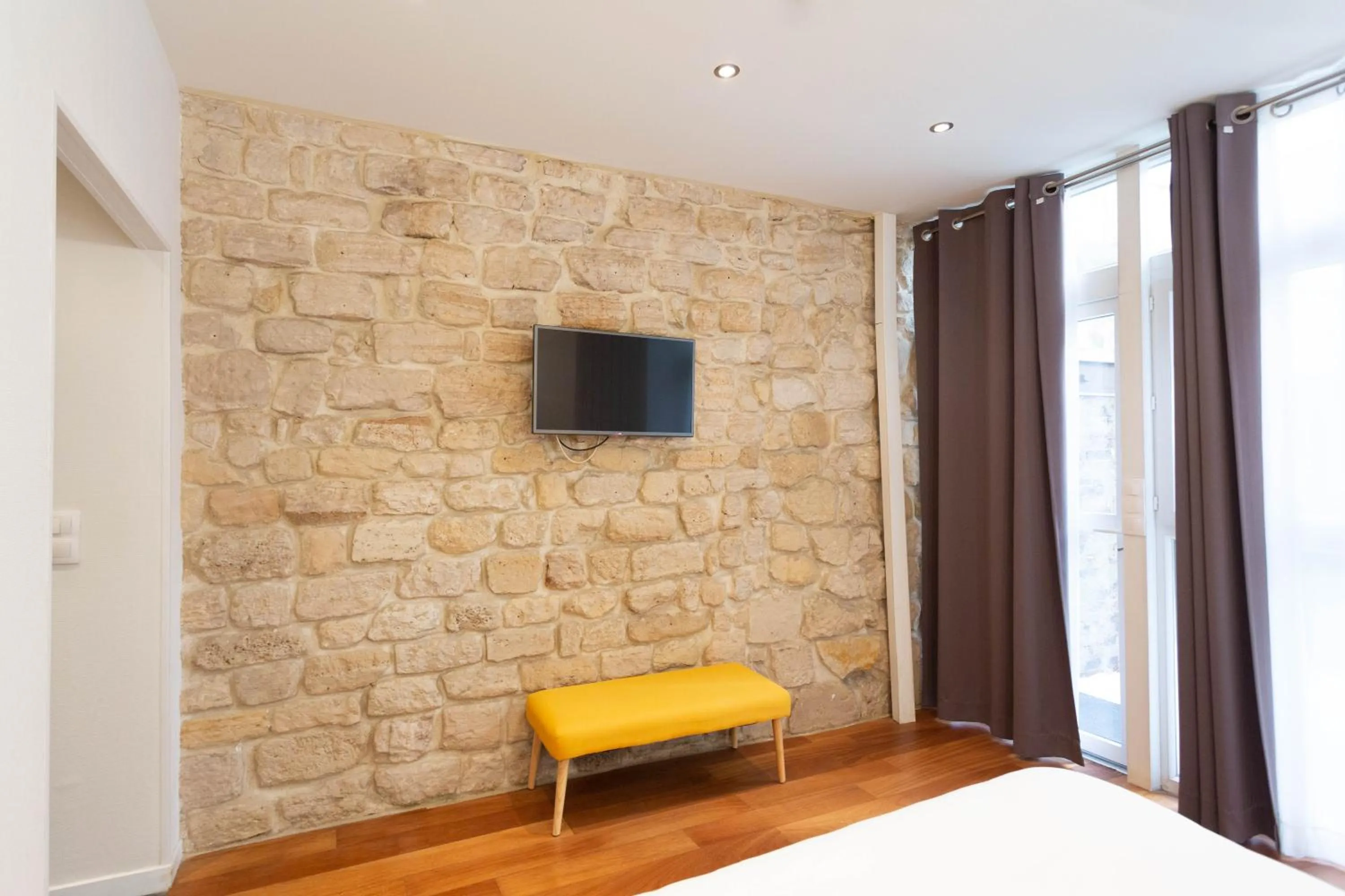 TV and multimedia, Bed in Hotel Mimosa Paris