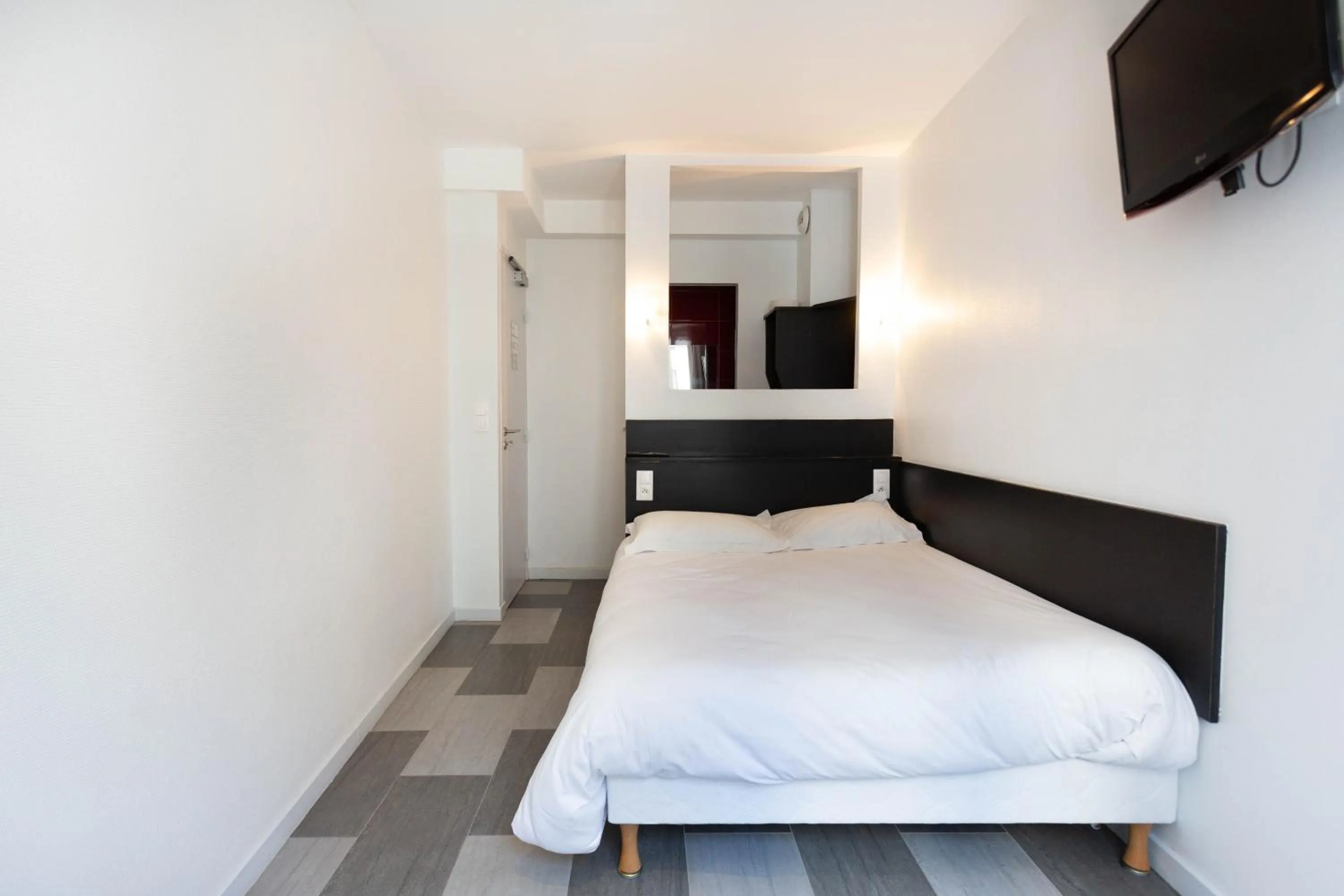 Photo of the whole room, Bed in Hotel Mimosa Paris