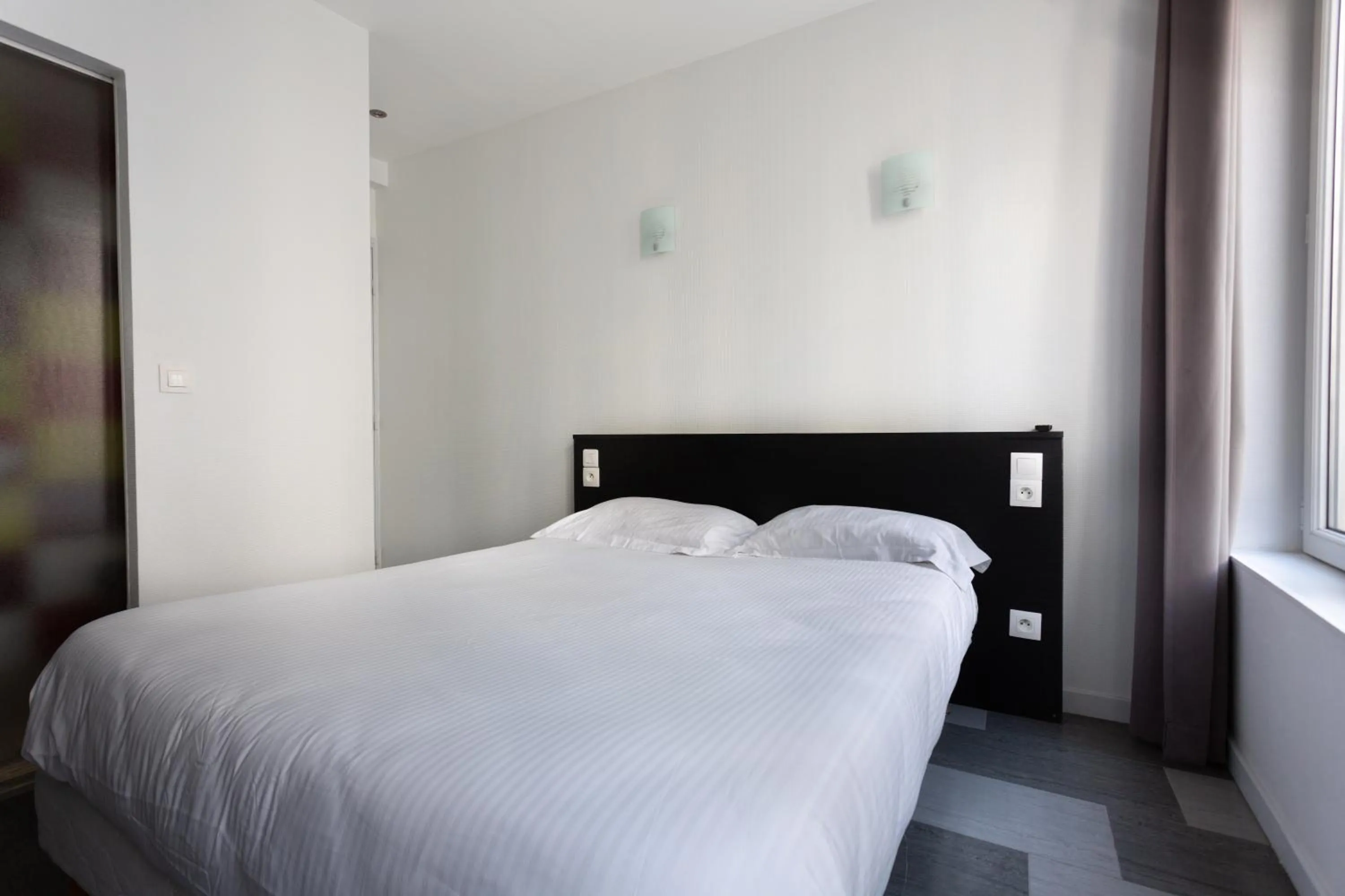 Photo of the whole room, Bed in Hotel Mimosa Paris