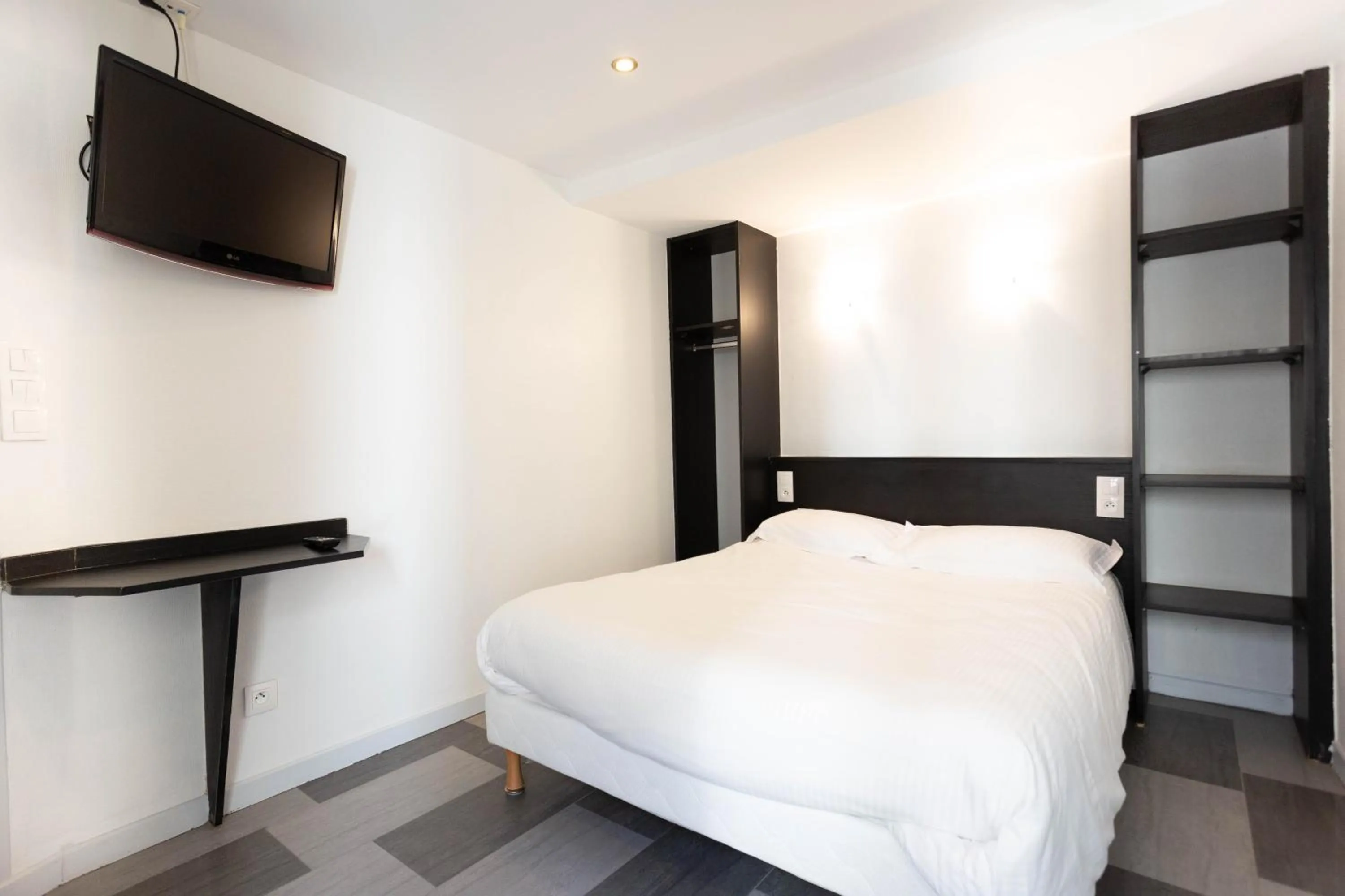 Bed in Hotel Mimosa Paris