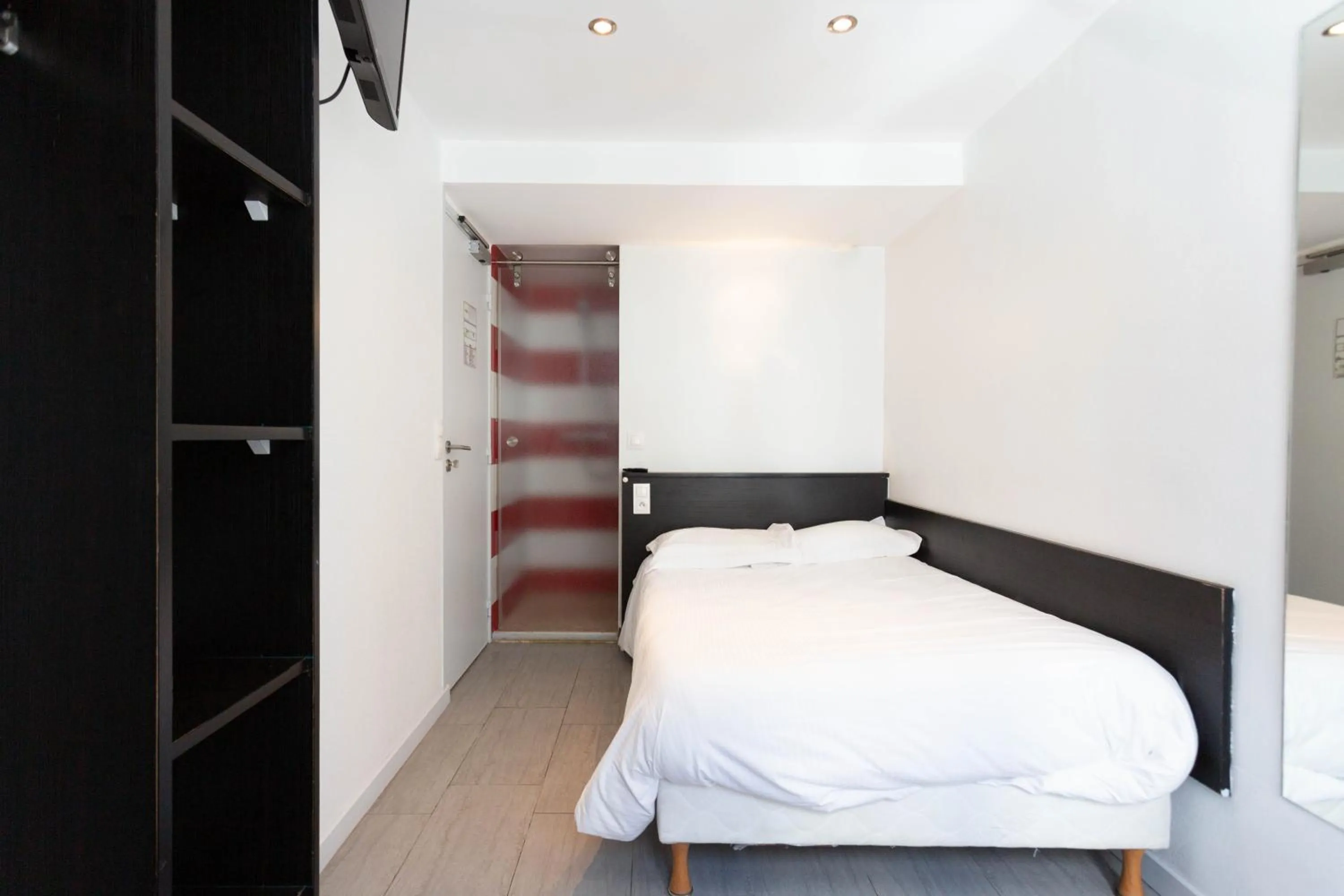 Photo of the whole room, Bed in Hotel Mimosa Paris