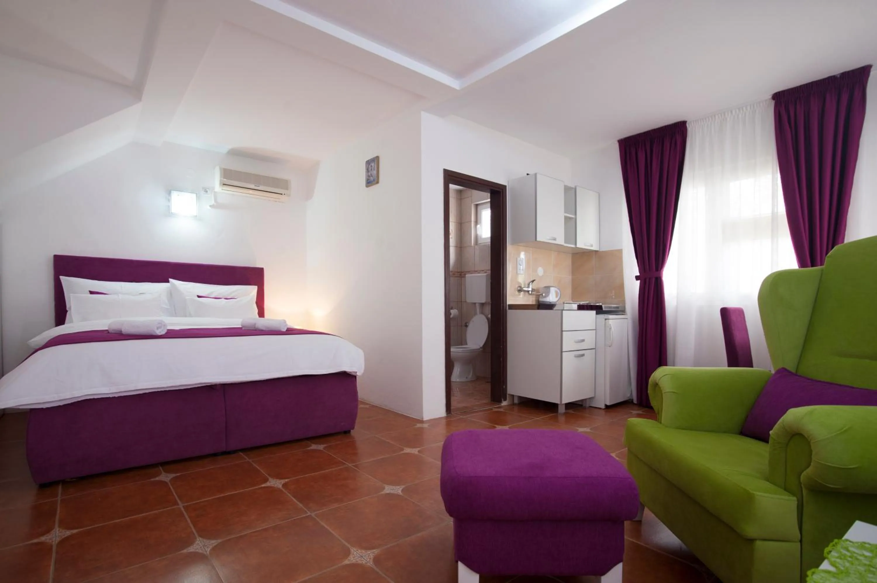 Kitchen or kitchenette, Bed in Apartments Grand