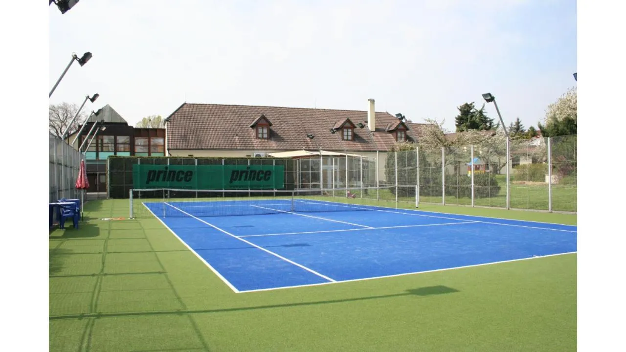 Tennis court in Hotel Baroko