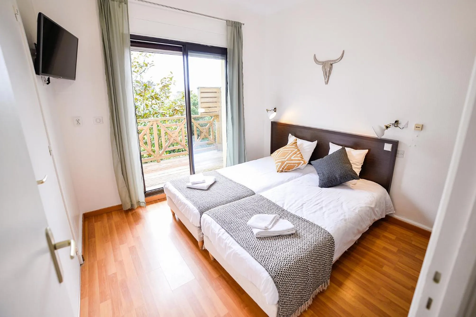 Bed in Single Fin Hotel & Lodge