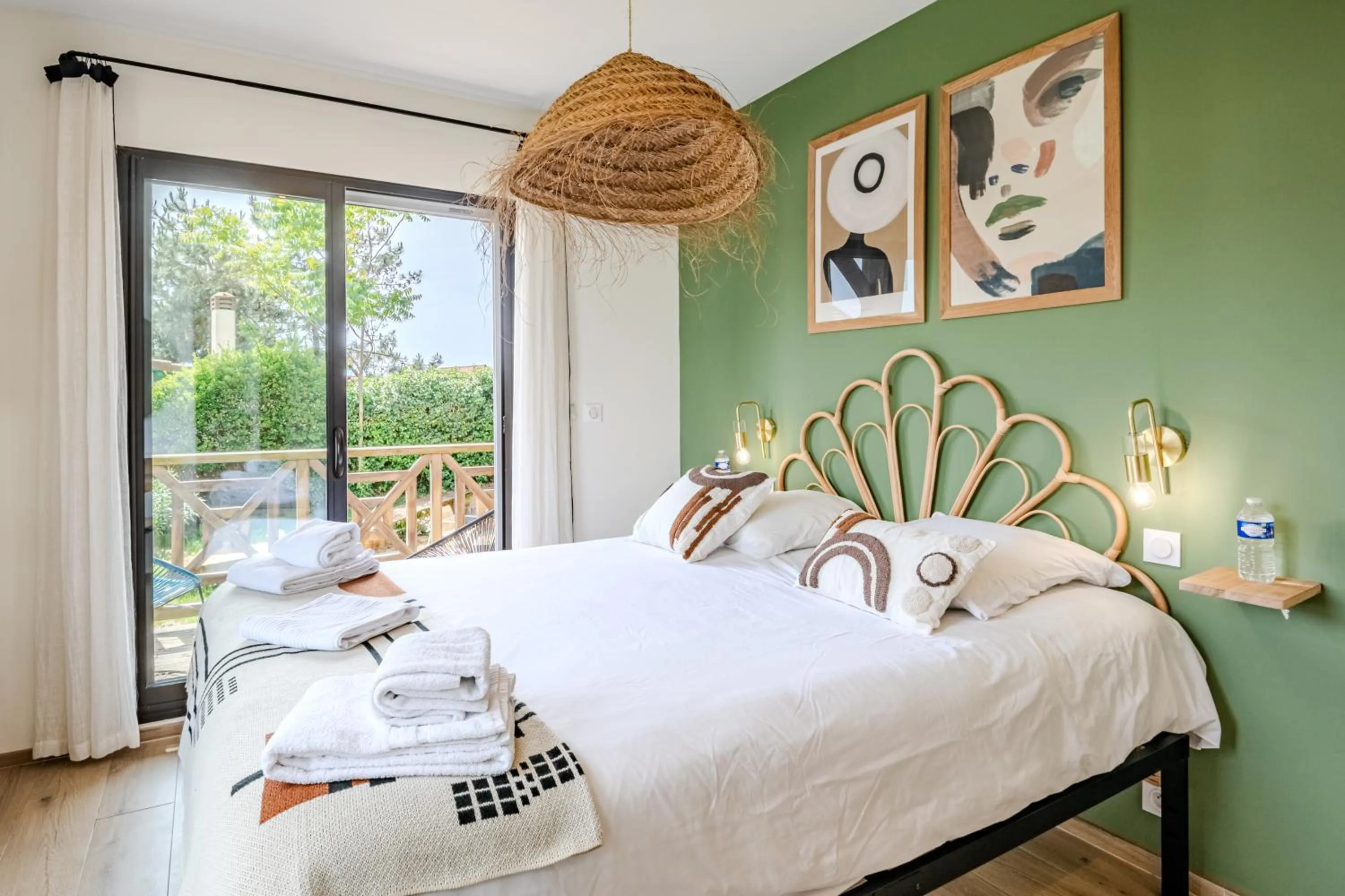 Bed in Single Fin Hotel & Lodge