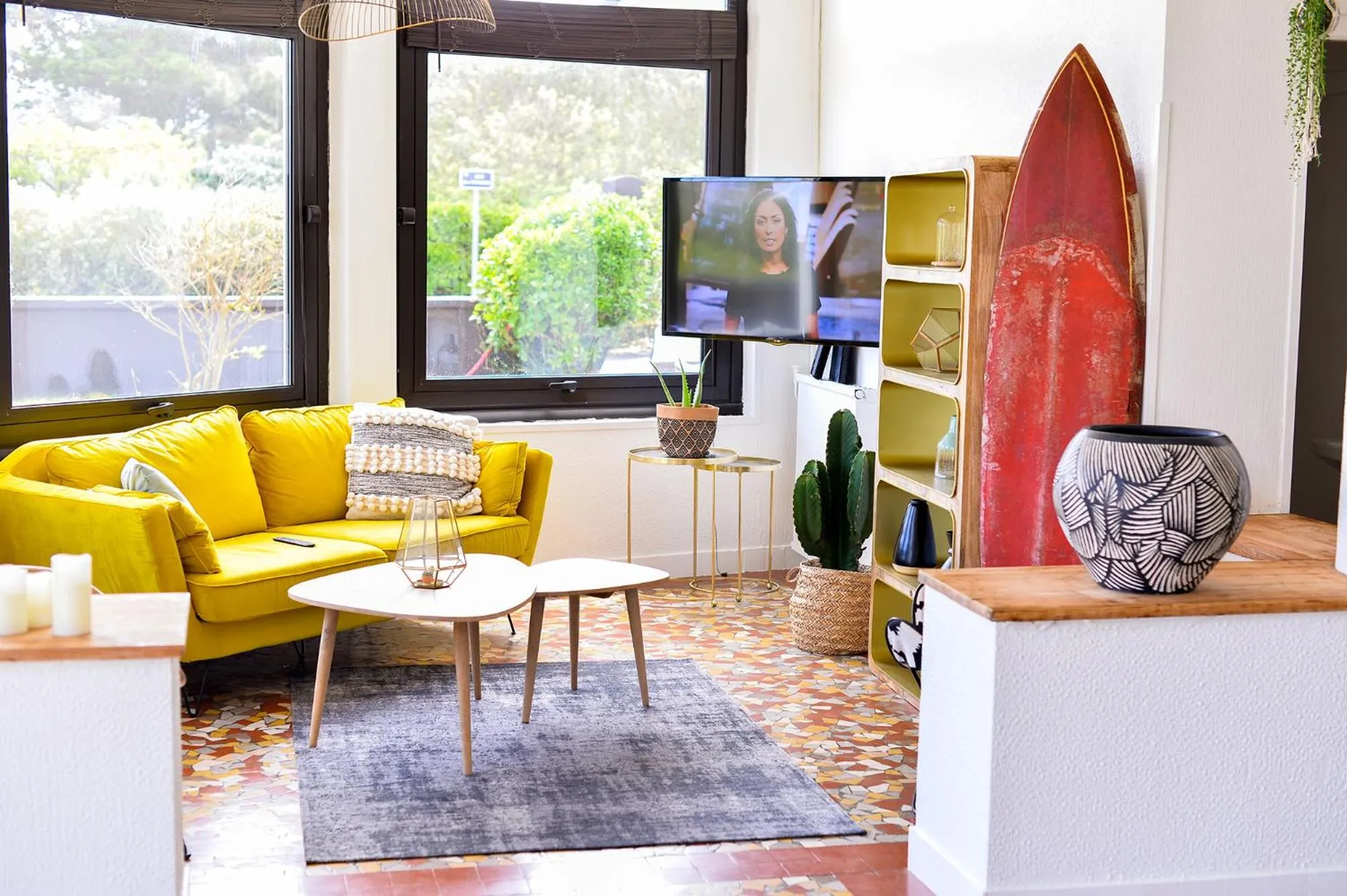 Communal lounge/ TV room in Single Fin Hotel & Lodge