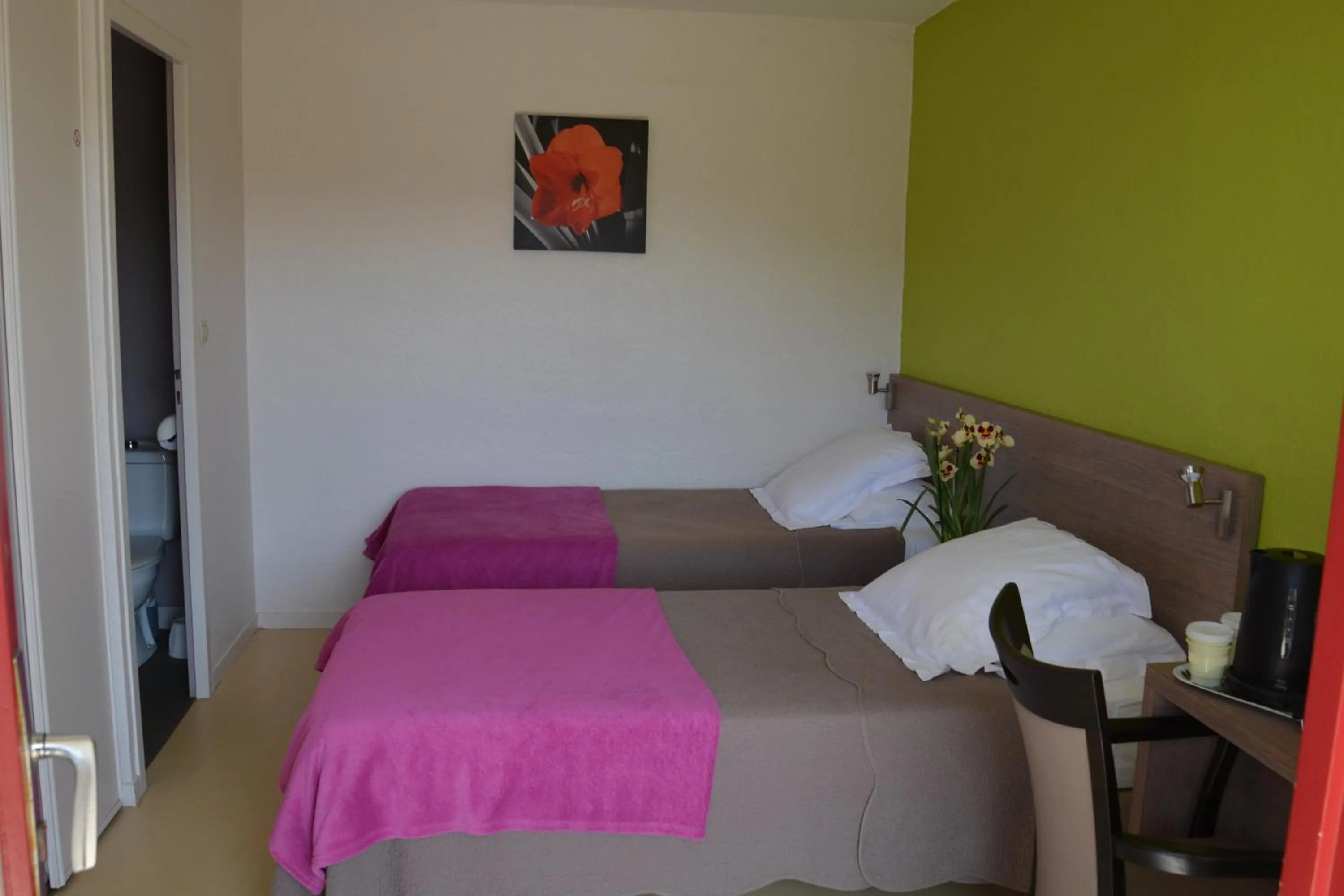 Coffee/tea facilities, Bed in Résidence Hôtelière Hélios