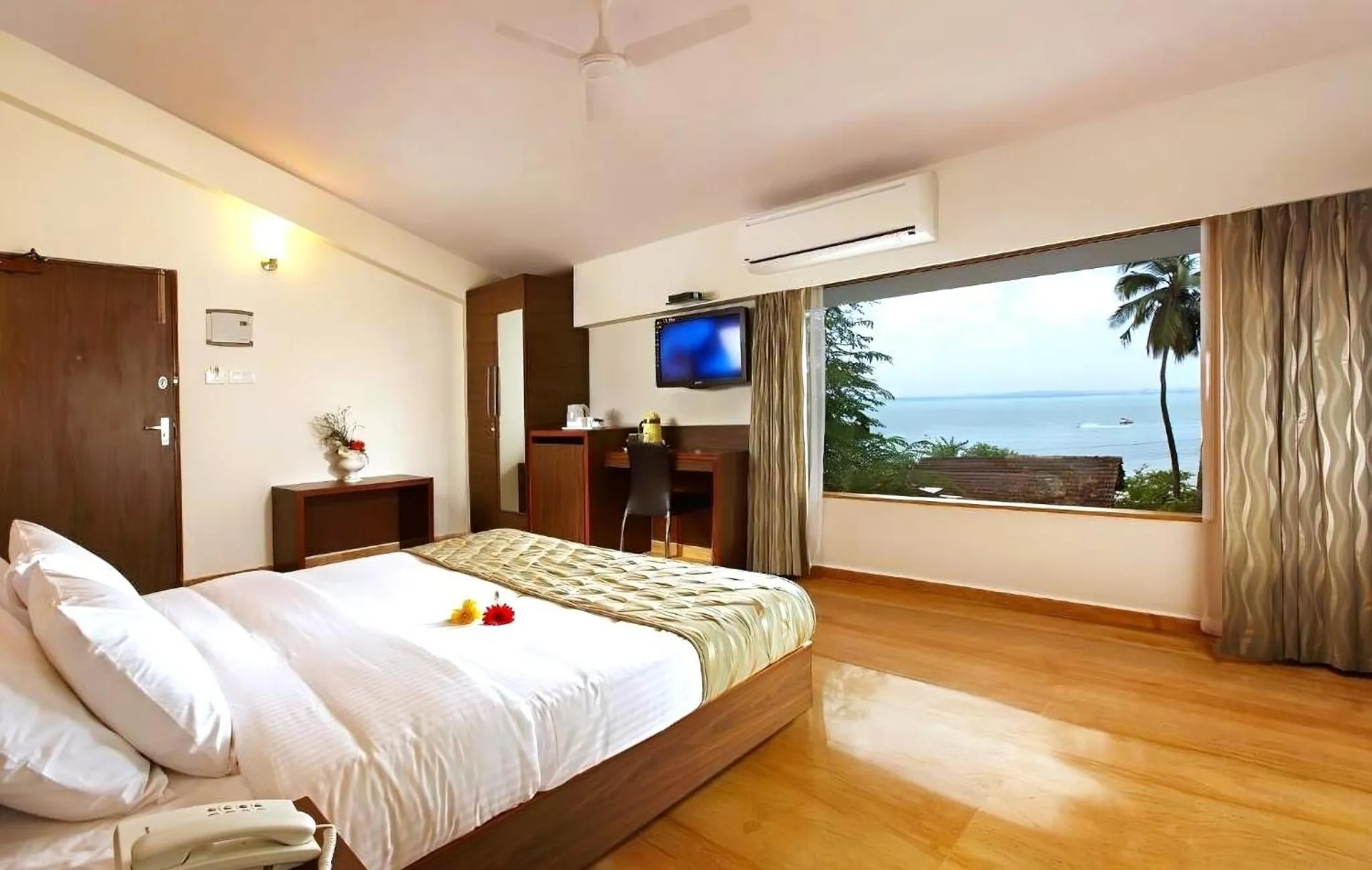 Sea view, Bed in The Hawaii Comforts Panjim Donapaula