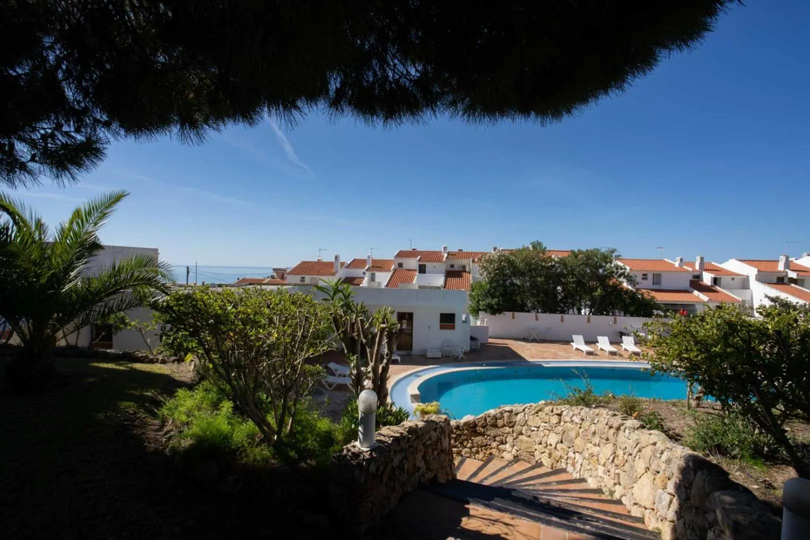 Swimming pool in Bem Parece by Umbral