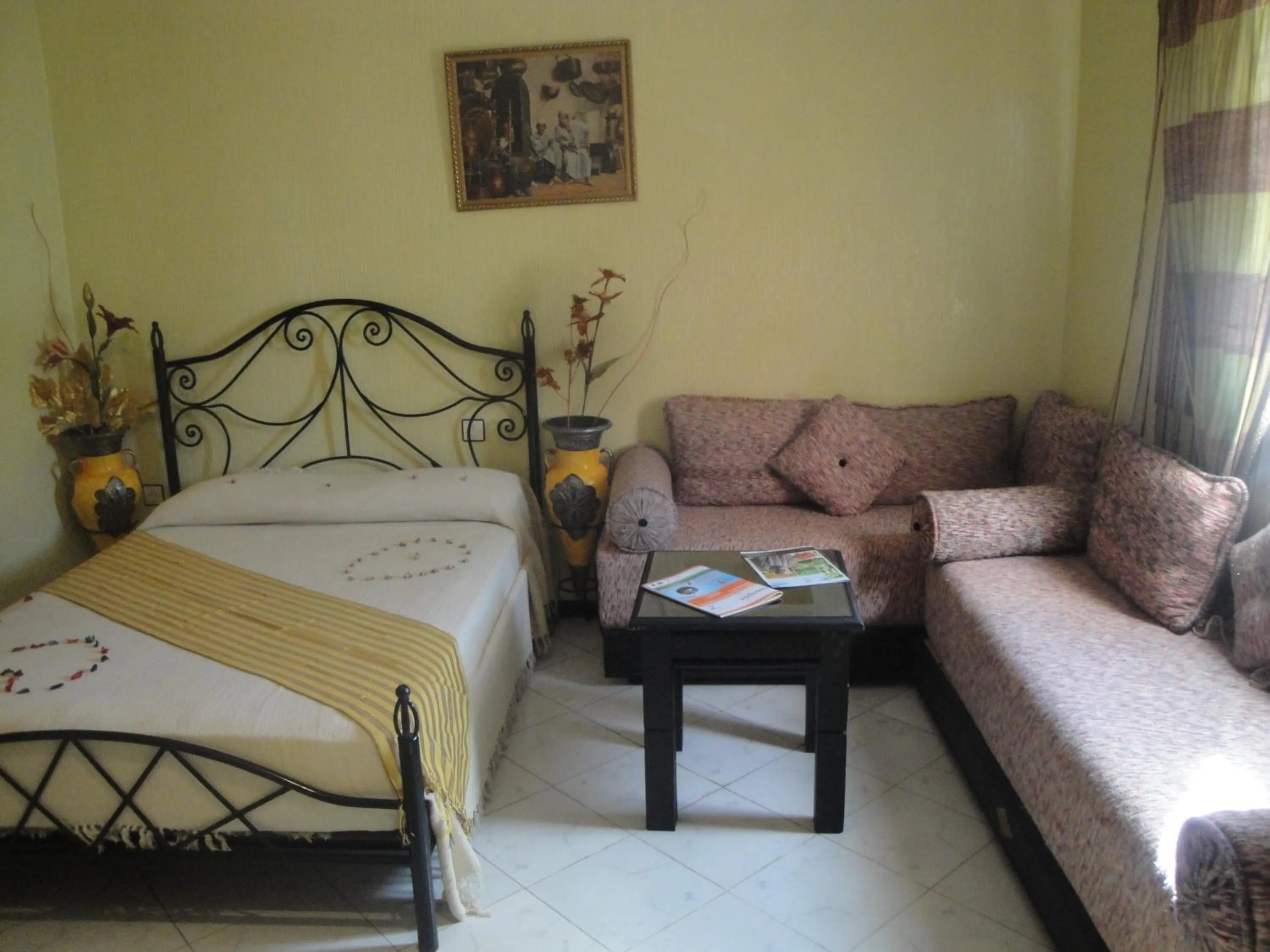 Photo of the whole room, Bed in Hôtel Tijani