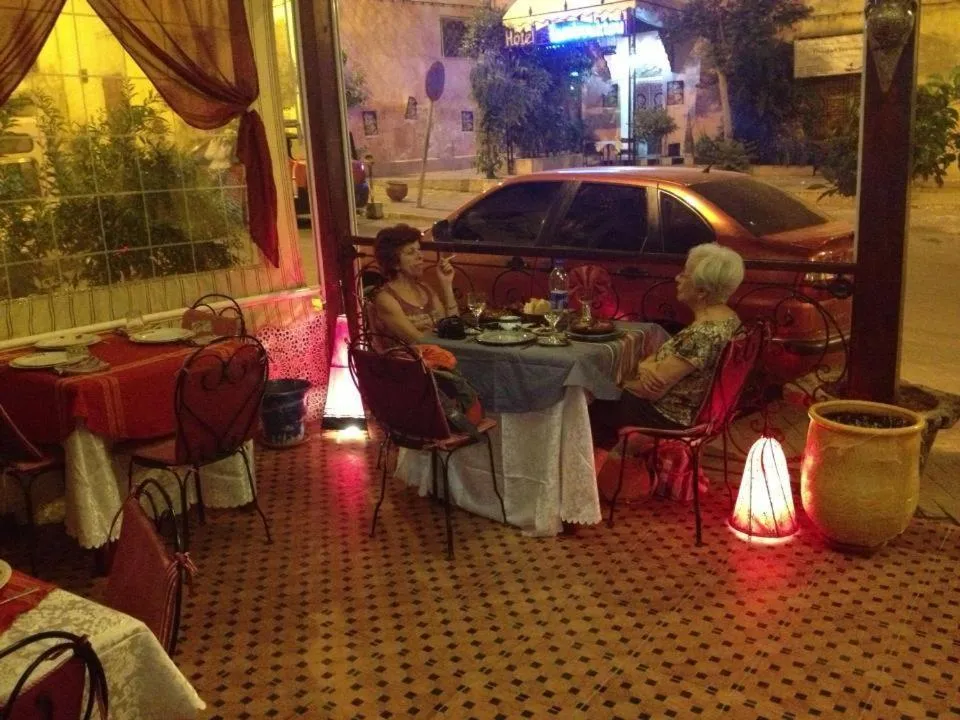 Restaurant/places to eat in Hôtel Tijani