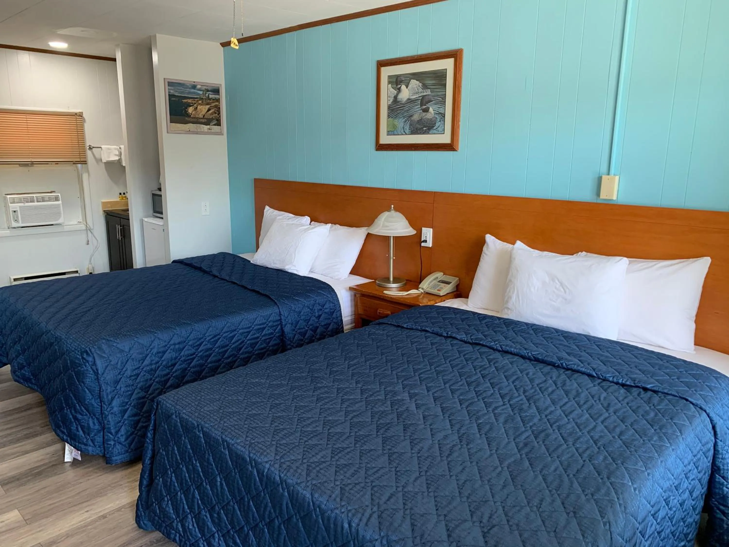 Bed in Town & Country Motel