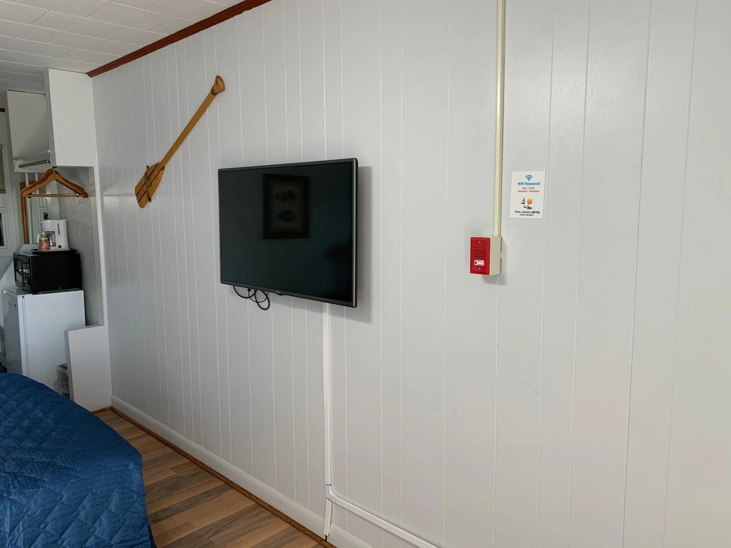 Bed in Town & Country Motel