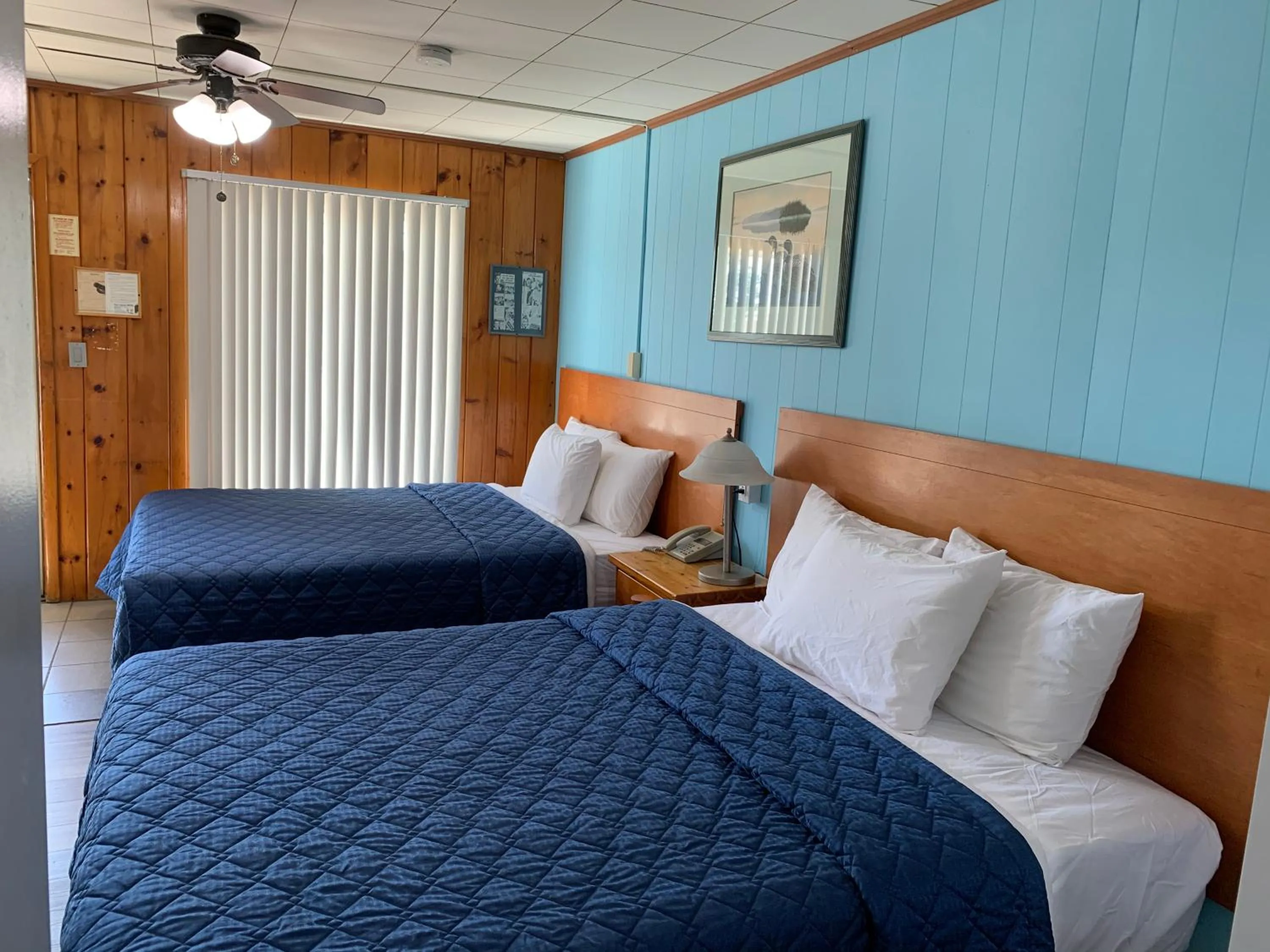 Bed in Town & Country Motel