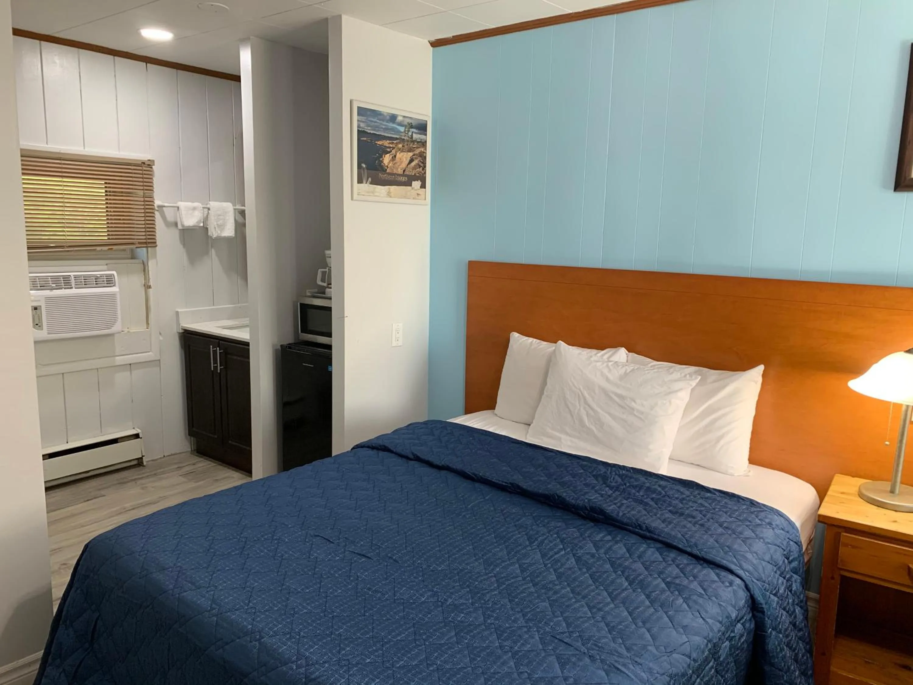 Bed in Town & Country Motel