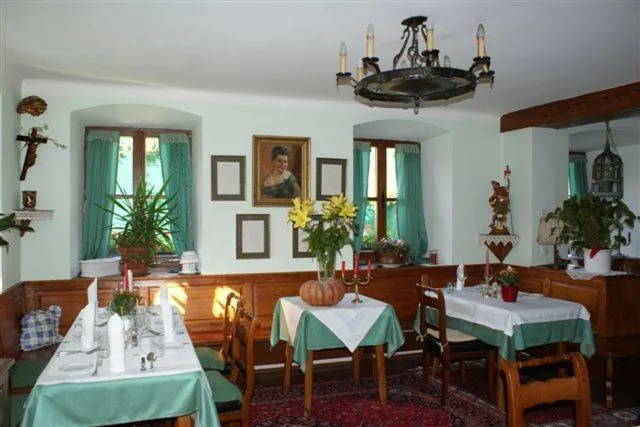 Restaurant/places to eat in Gasthof Hohlwegwirt