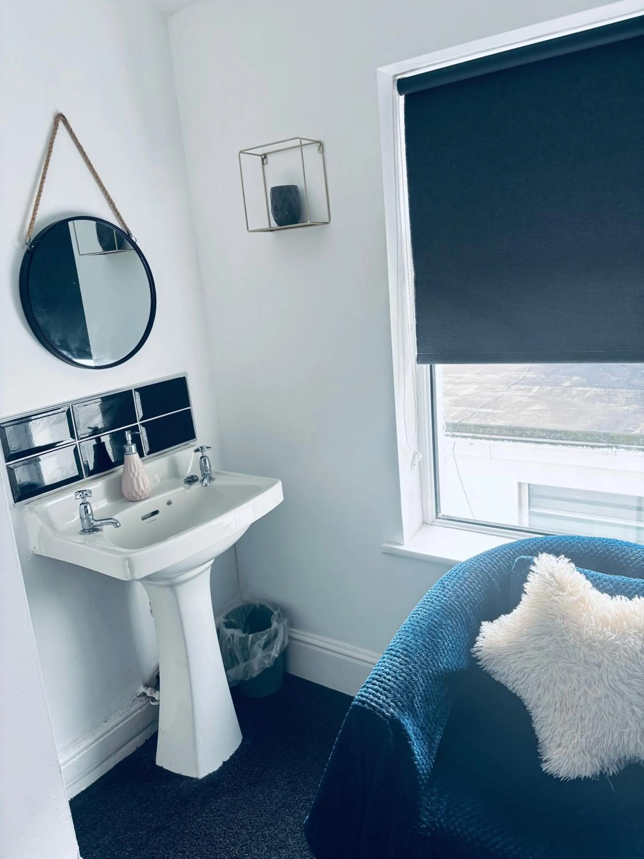 Single room shared bathroom in Idan House