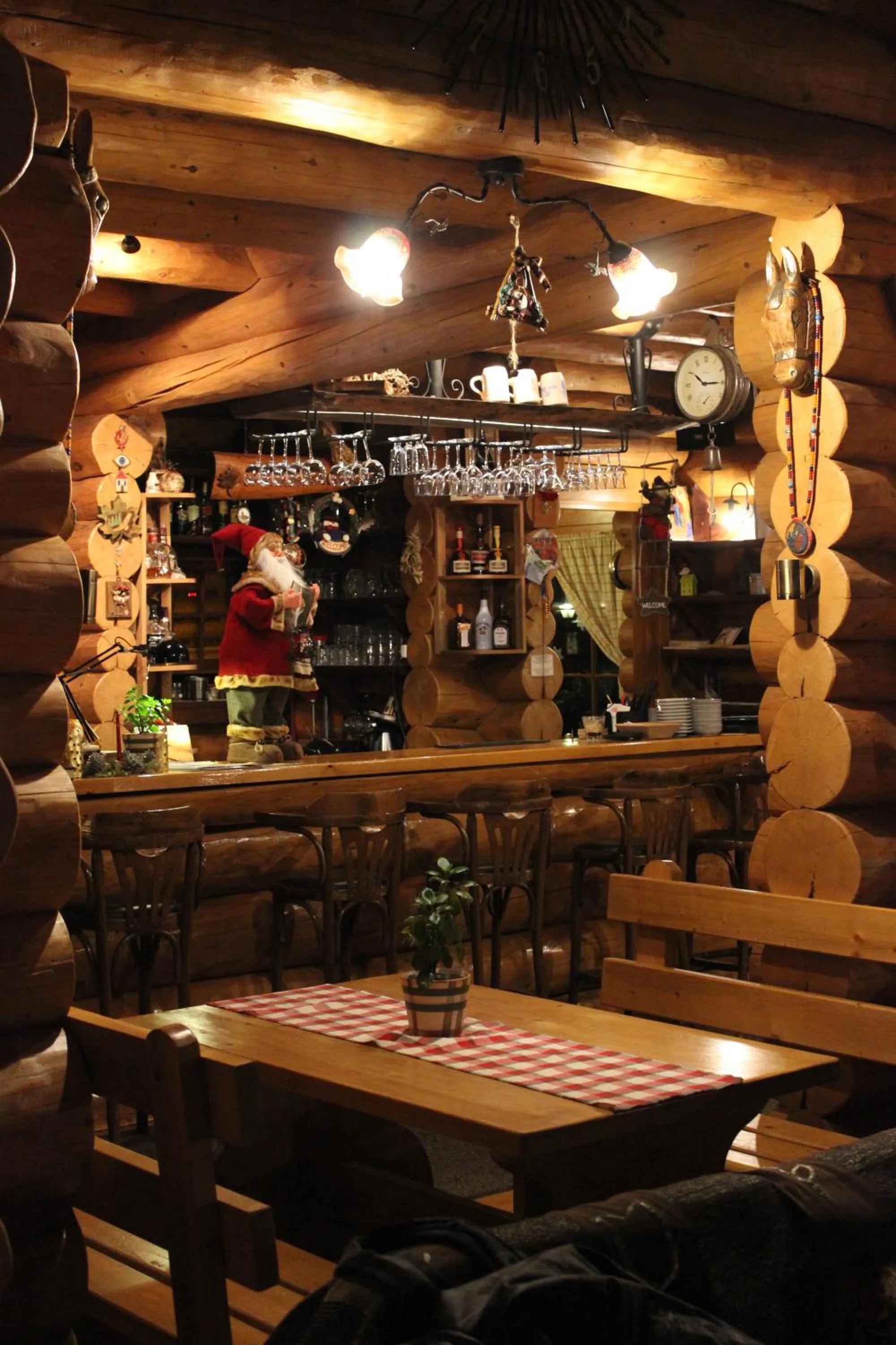 Restaurant/places to eat in Sfendamos Wood Village