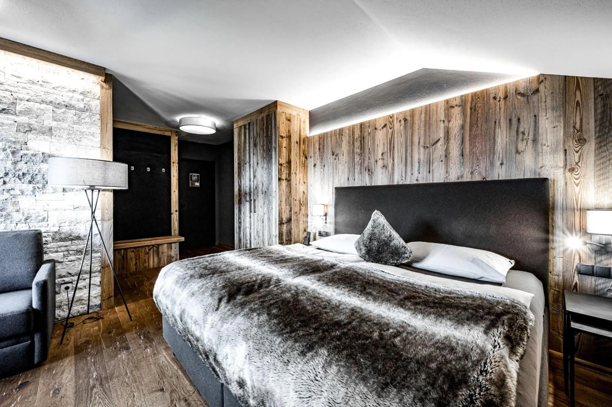 Photo of the whole room, Bed in ALMMONTE SENSUM SUITES - Funky Living Hotel