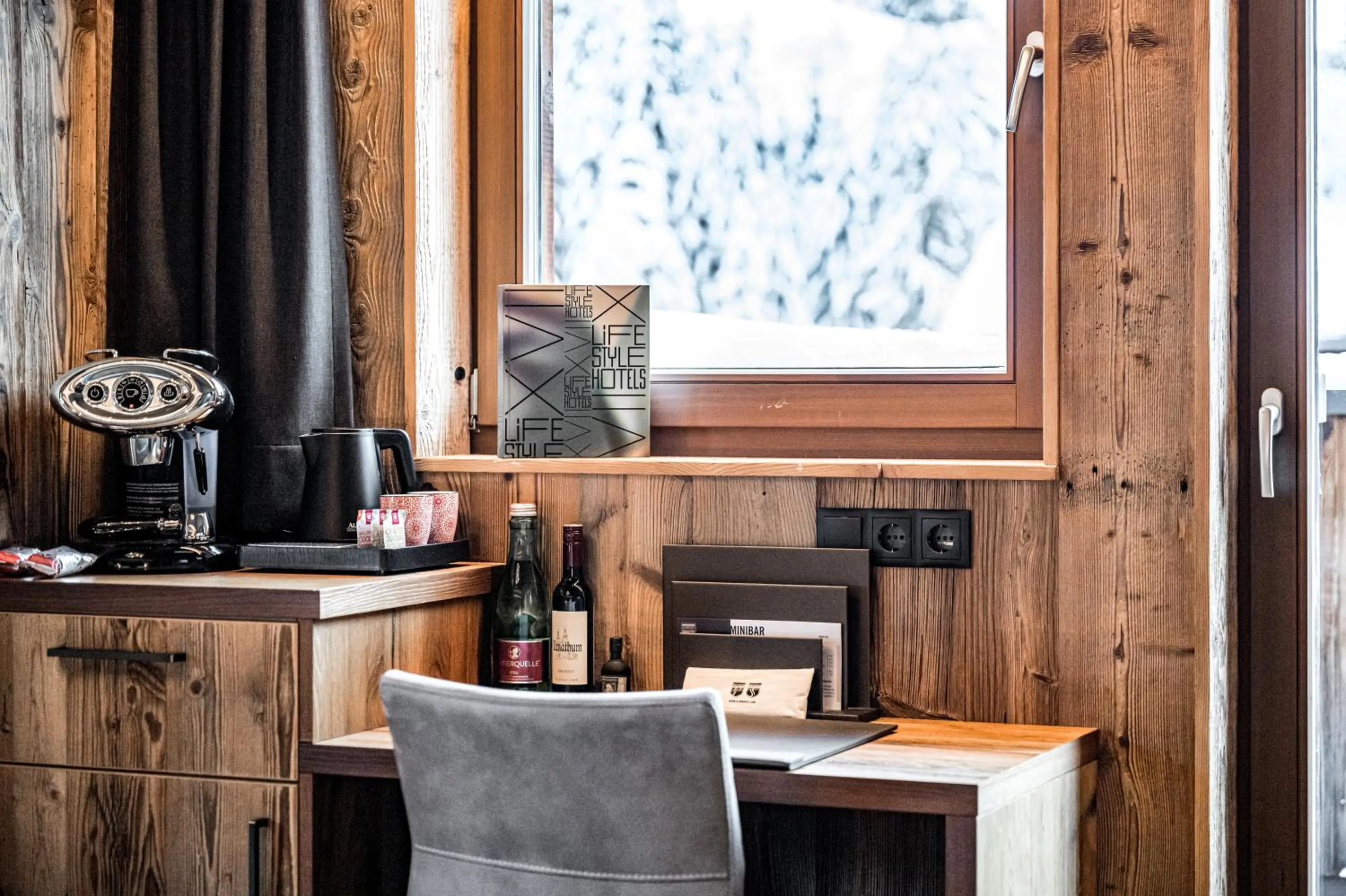 Coffee/tea facilities in ALMMONTE SENSUM SUITES - Funky Living Hotel