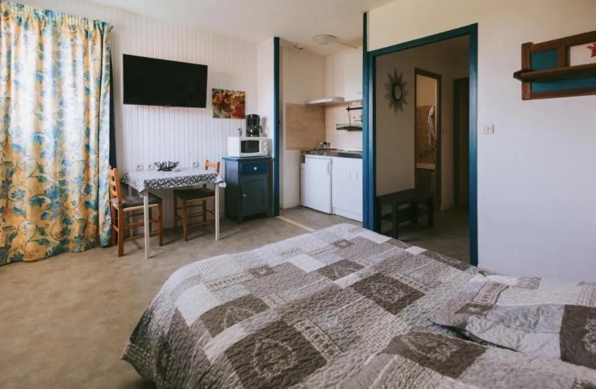 Bed in Hôtel Studios Les Acacias