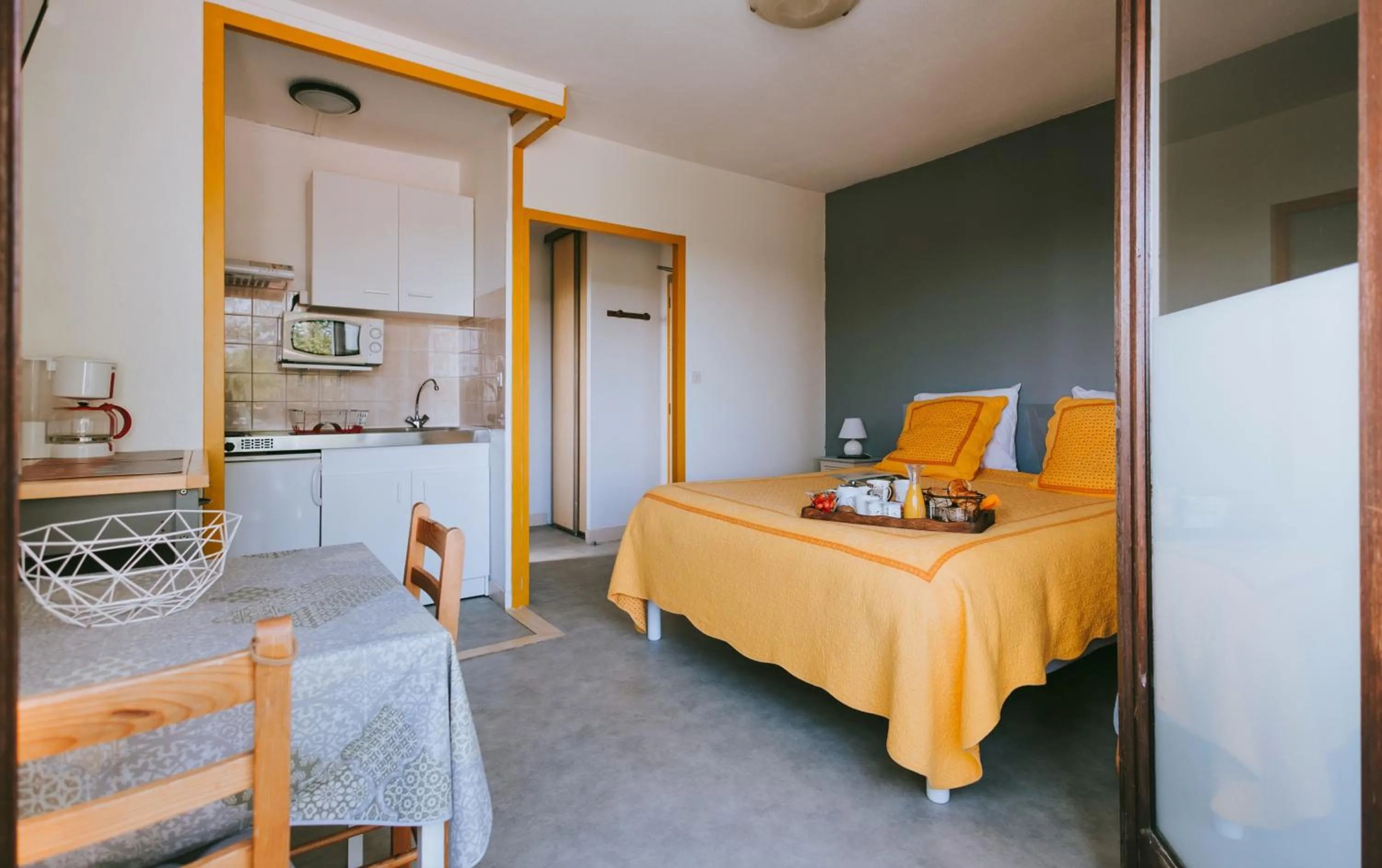 Bed in Hôtel Studios Les Acacias