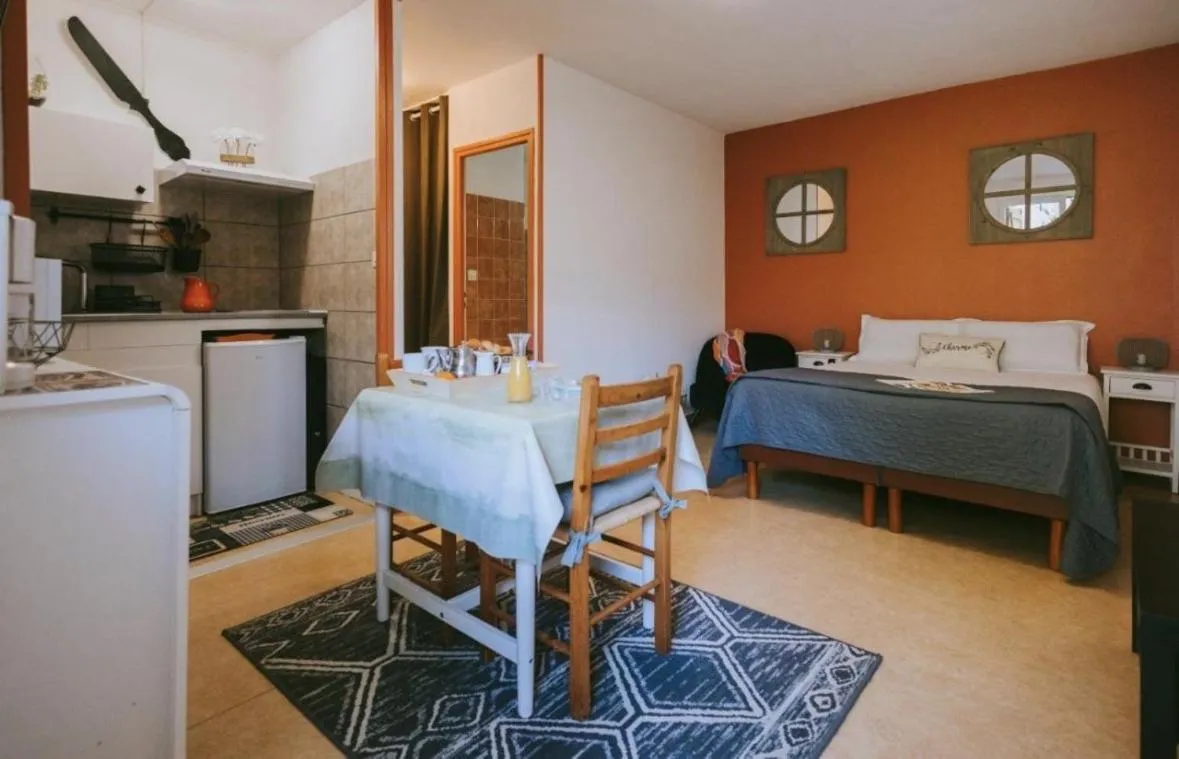 Bed in Hôtel Studios Les Acacias