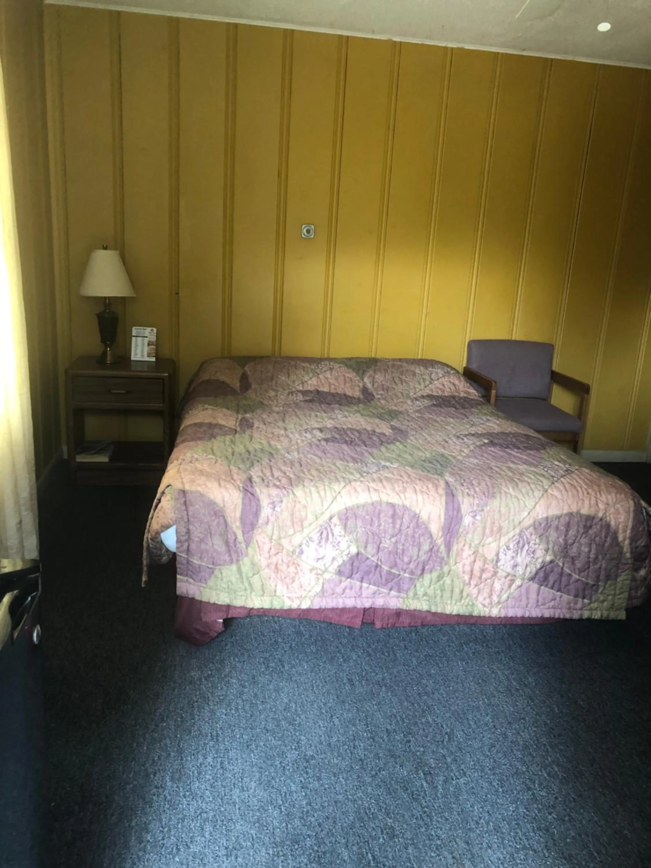Bed in Coronado West Motel