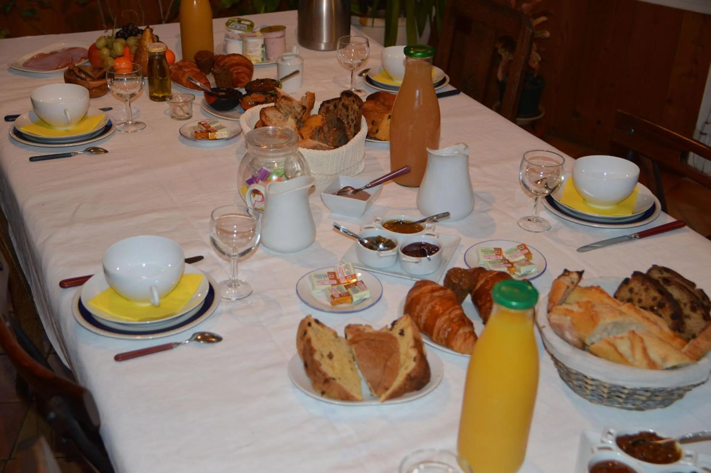 Continental breakfast in Les Chênes Bleus