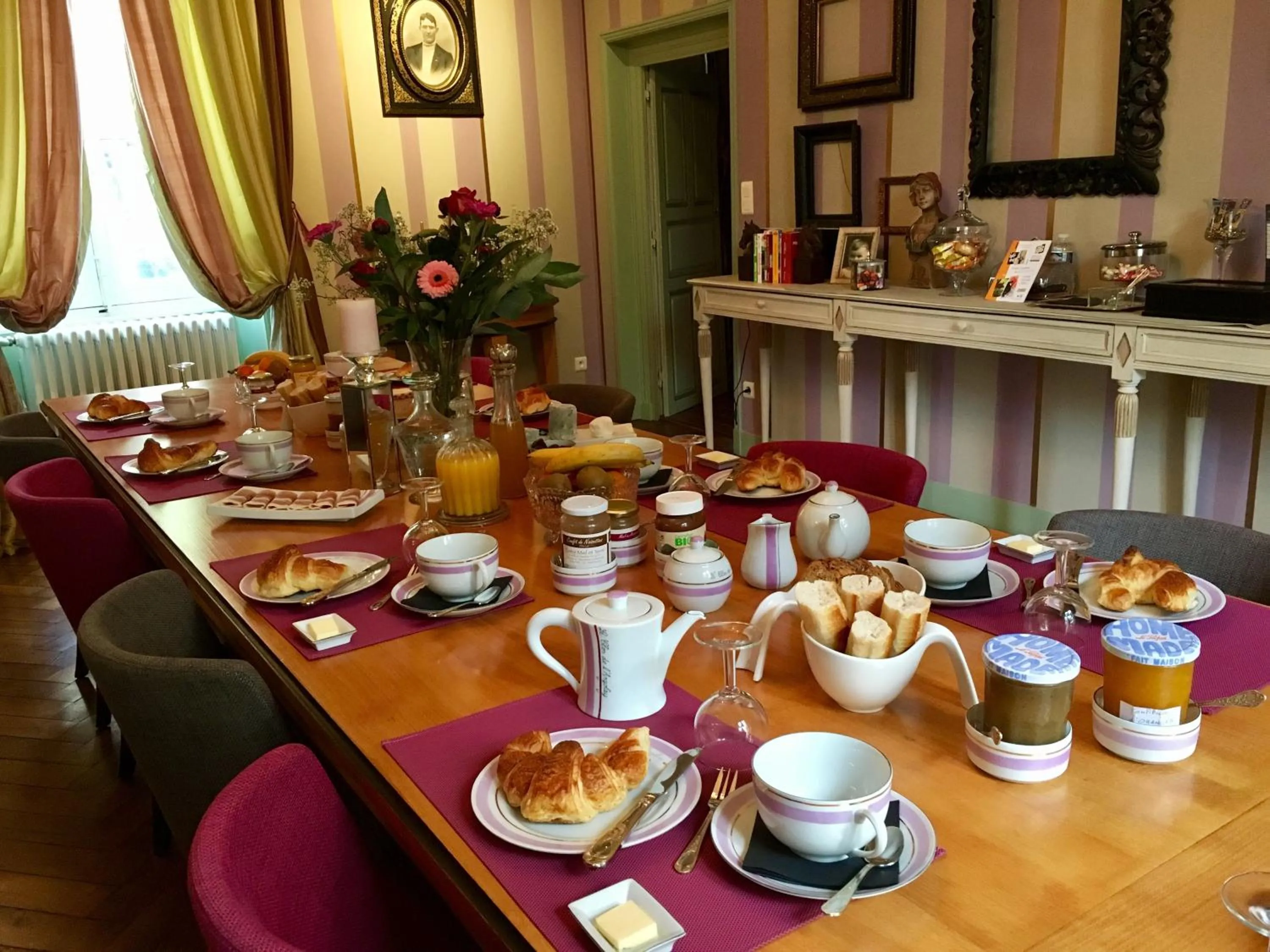 Continental breakfast in Chambres d'Hôte Le Clos de L'Argolay